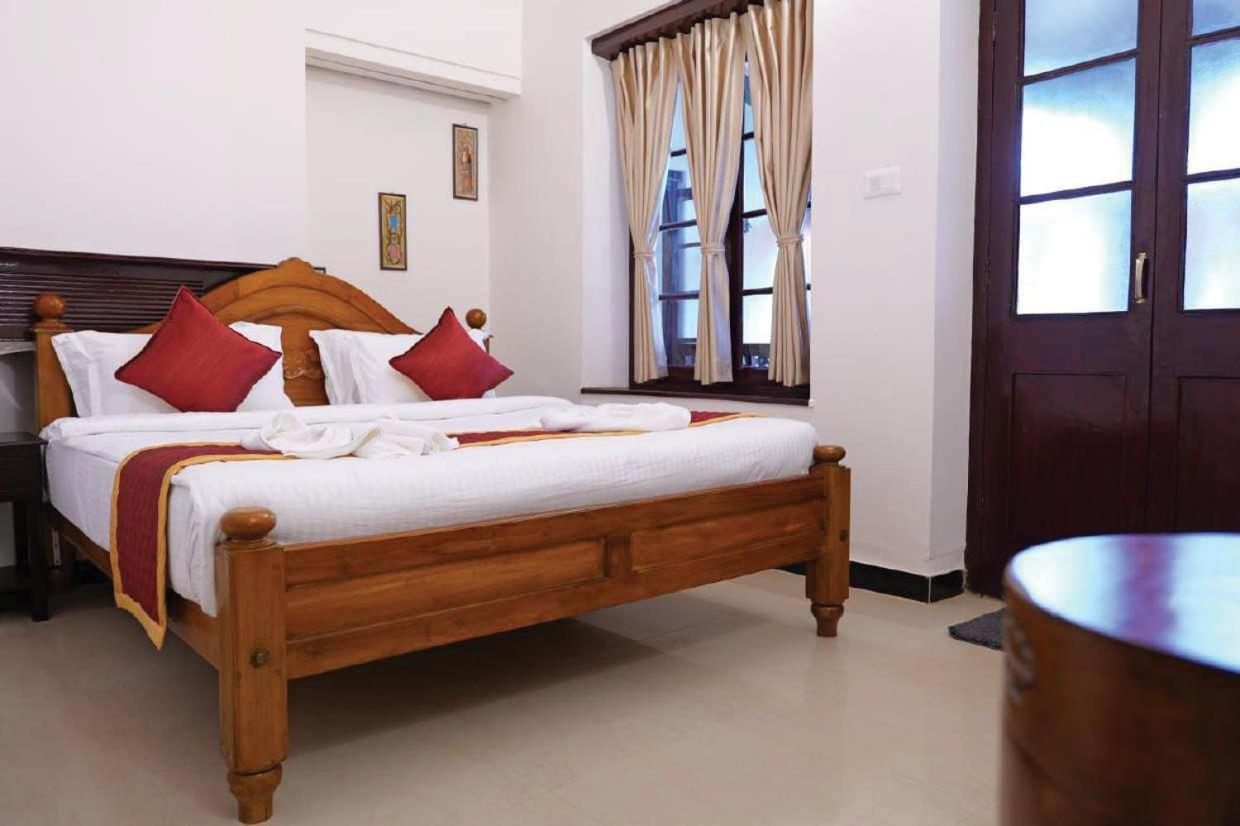 Lakefront Home Hotel