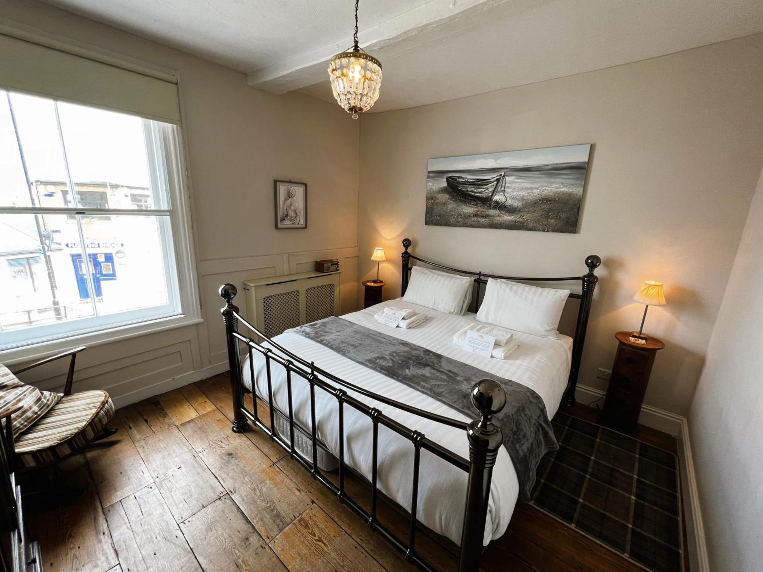 Bell Cottage-Chic Listed House with Harbour and River Views in Central Cowes - Walk to top restaurants view 3