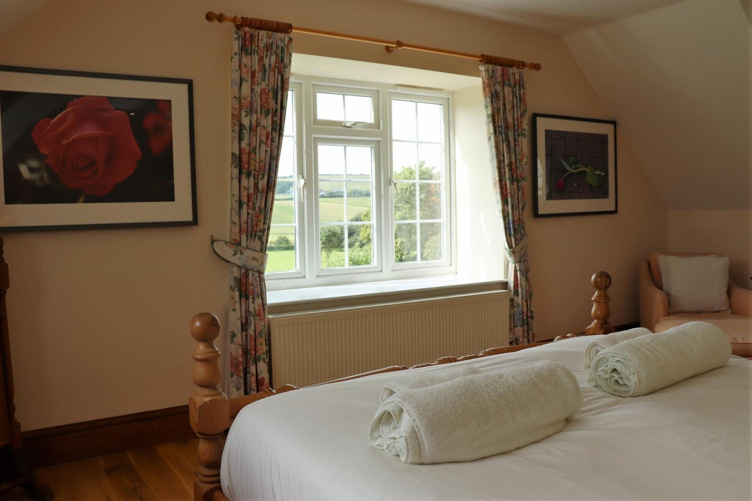 Rookley Farm Lodge Charming Manor Pool House with Heated Pool, Tennis Court & Gardens - Isle of Wight Rural Countryside Escape view 3