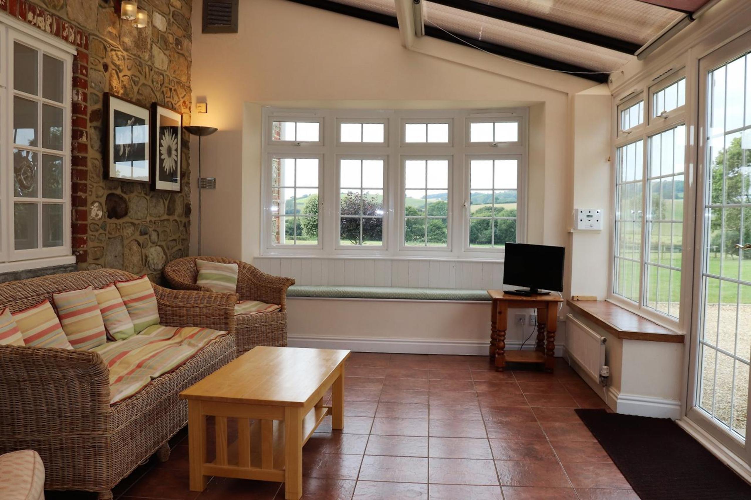 Rookley Farm Lodge Charming Manor Pool House with Heated Pool, Tennis Court & Gardens - Isle of Wight Rural Countryside Escape view 4