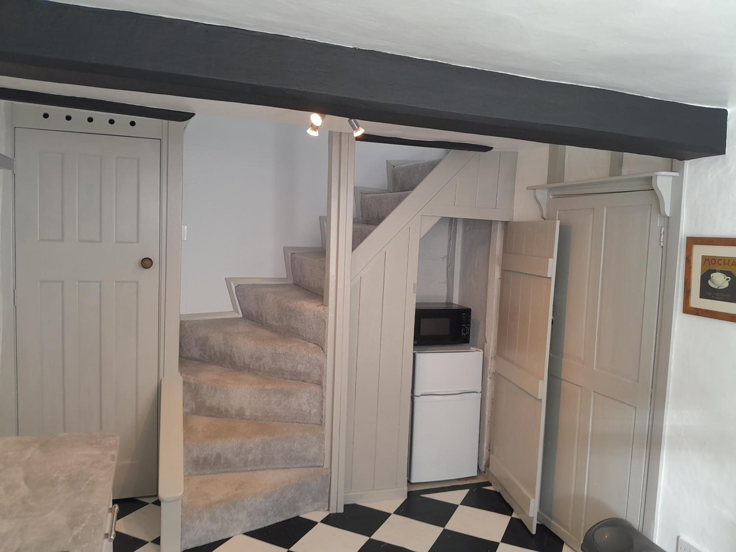 Mews Cottage, a 2 bedroom Georgian Cottage which comfortably sleeps 4 located in a quiet courtyard 50 metres from Olney Market Place view 4