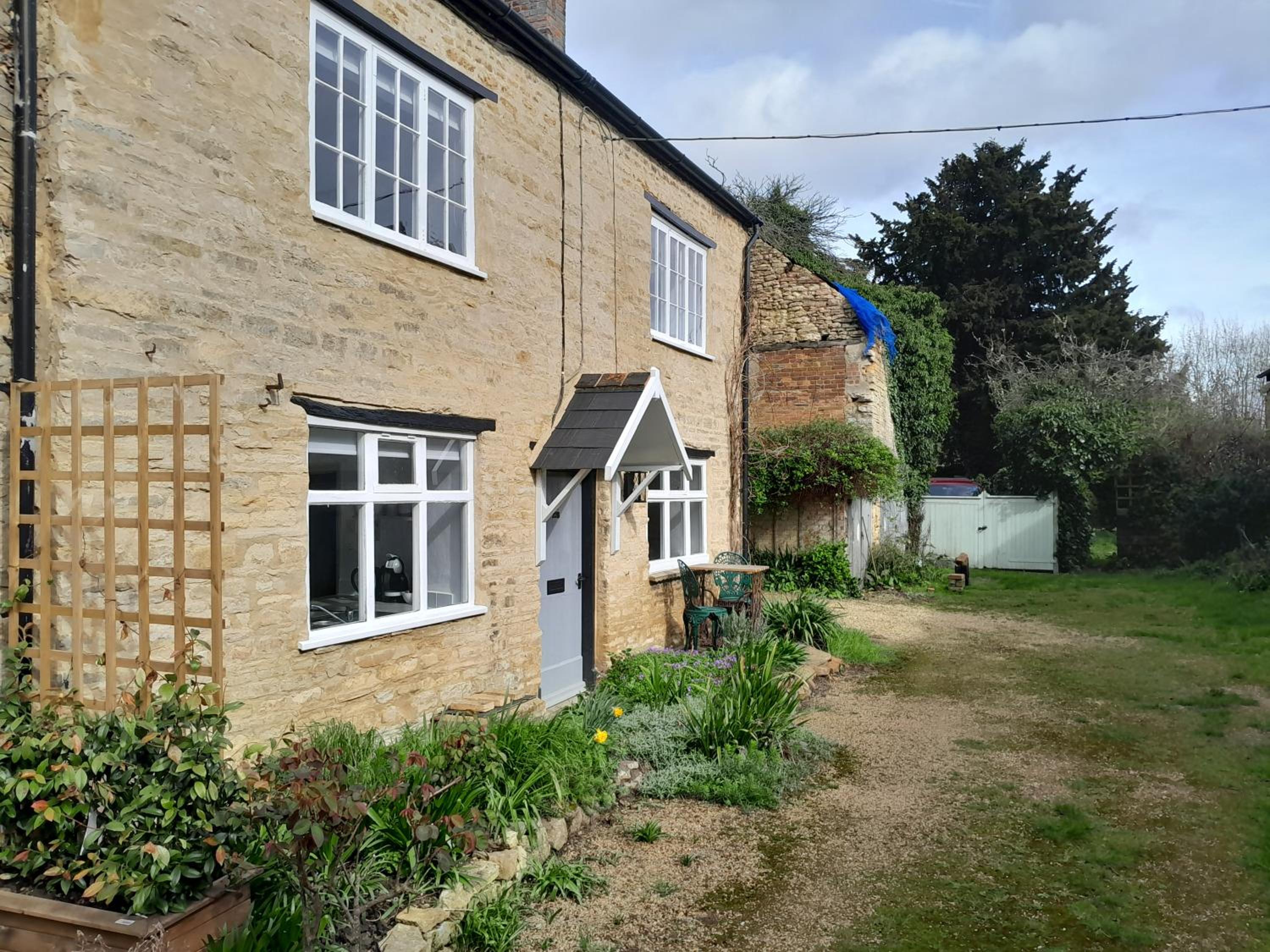Mews Cottage, a 2 bedroom Georgian Cottage which comfortably sleeps 4 located in a quiet courtyard 50 metres from Olney Market Place view 5