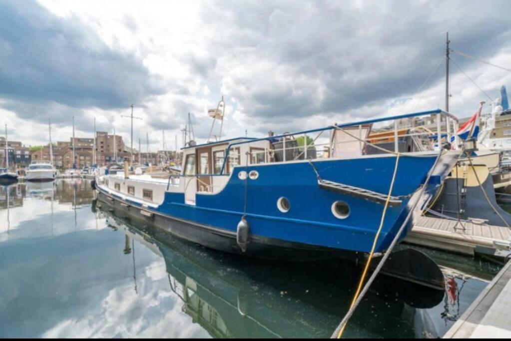 Historic Dutch Barge, Idyllic location