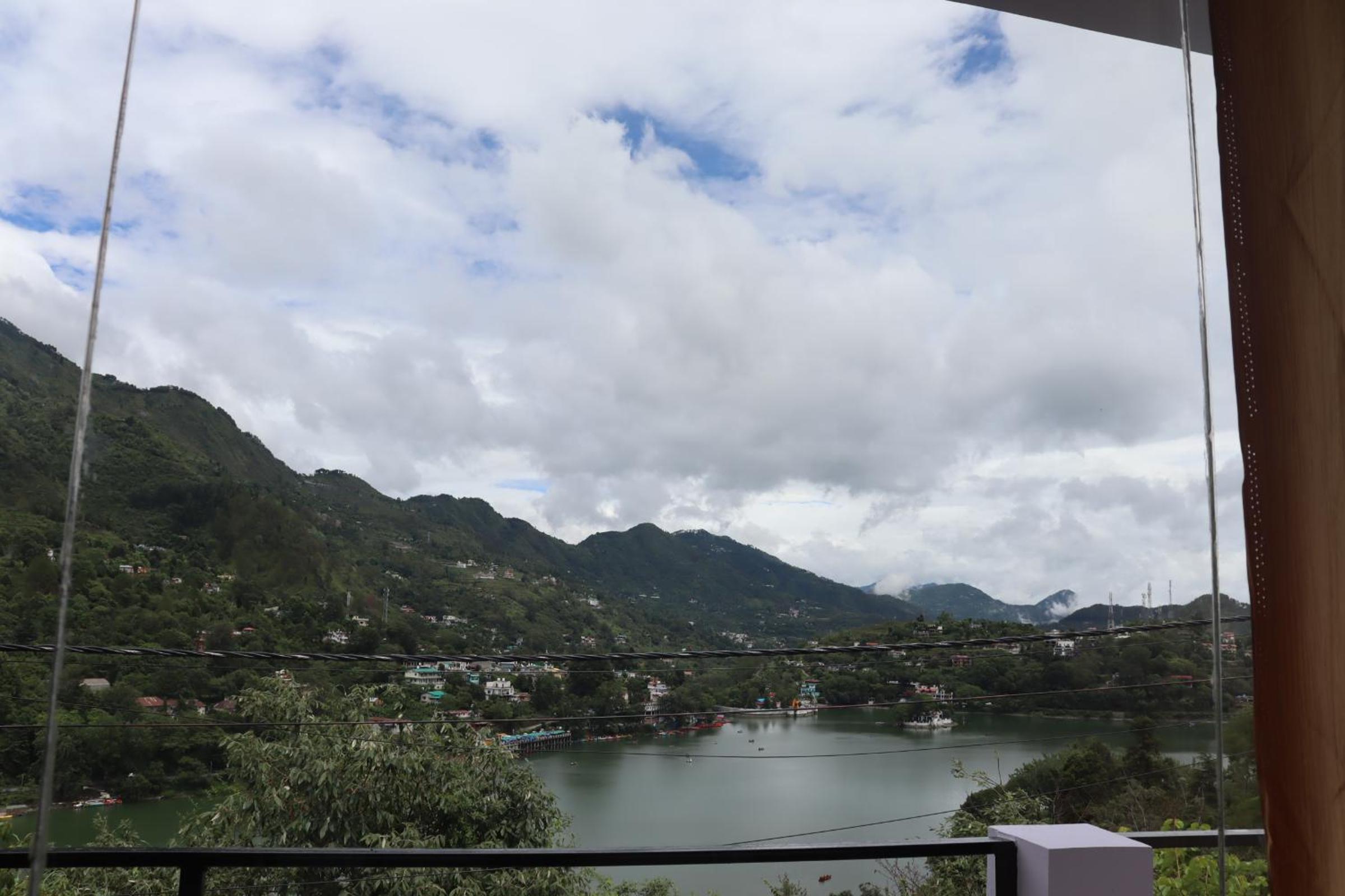 Lake and Hill Homestay / Full Lake view