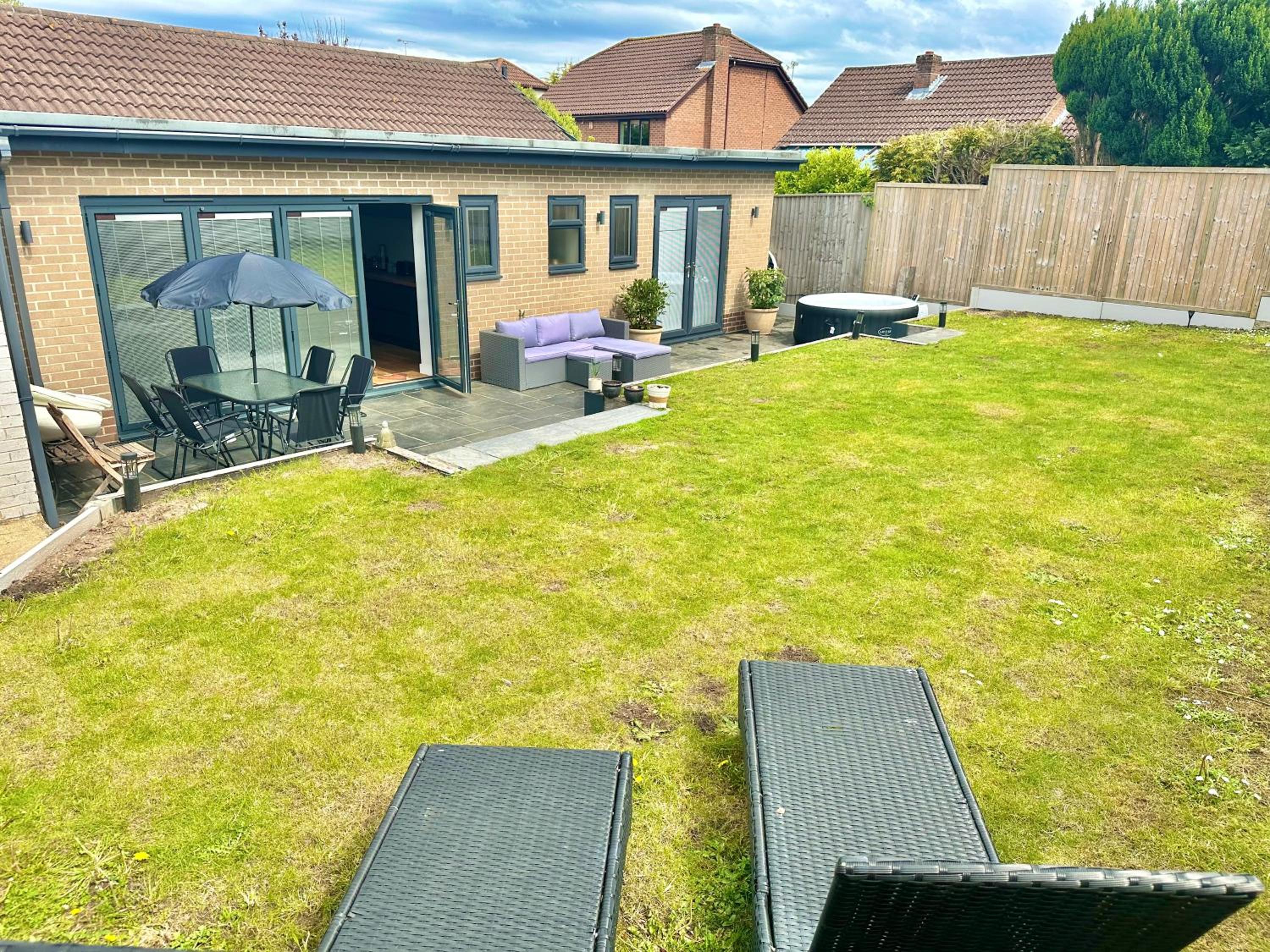 Hotel Spacious Modern Bungalow with Garden, Hot Tub, Gas BBQ and SKY Sports! - Image 1