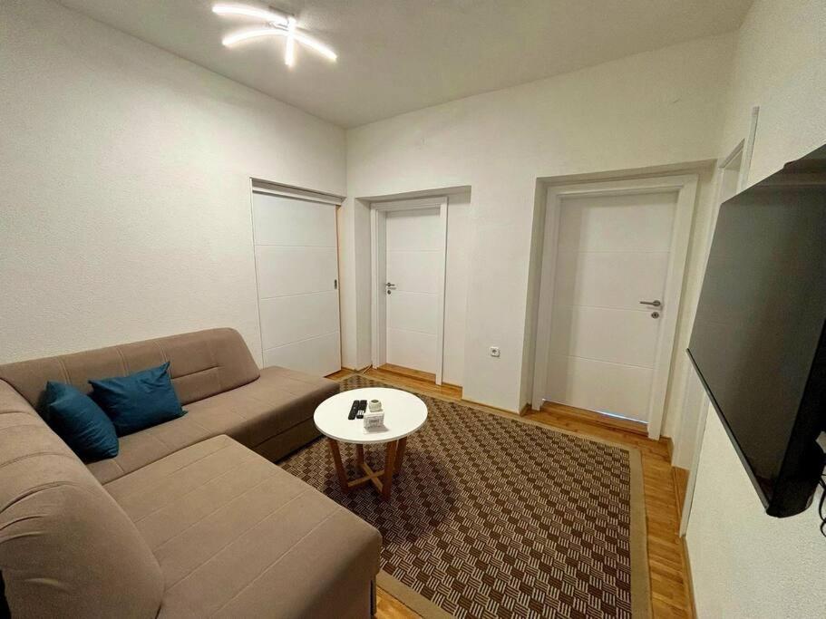 Komforan trosoban stan u centru