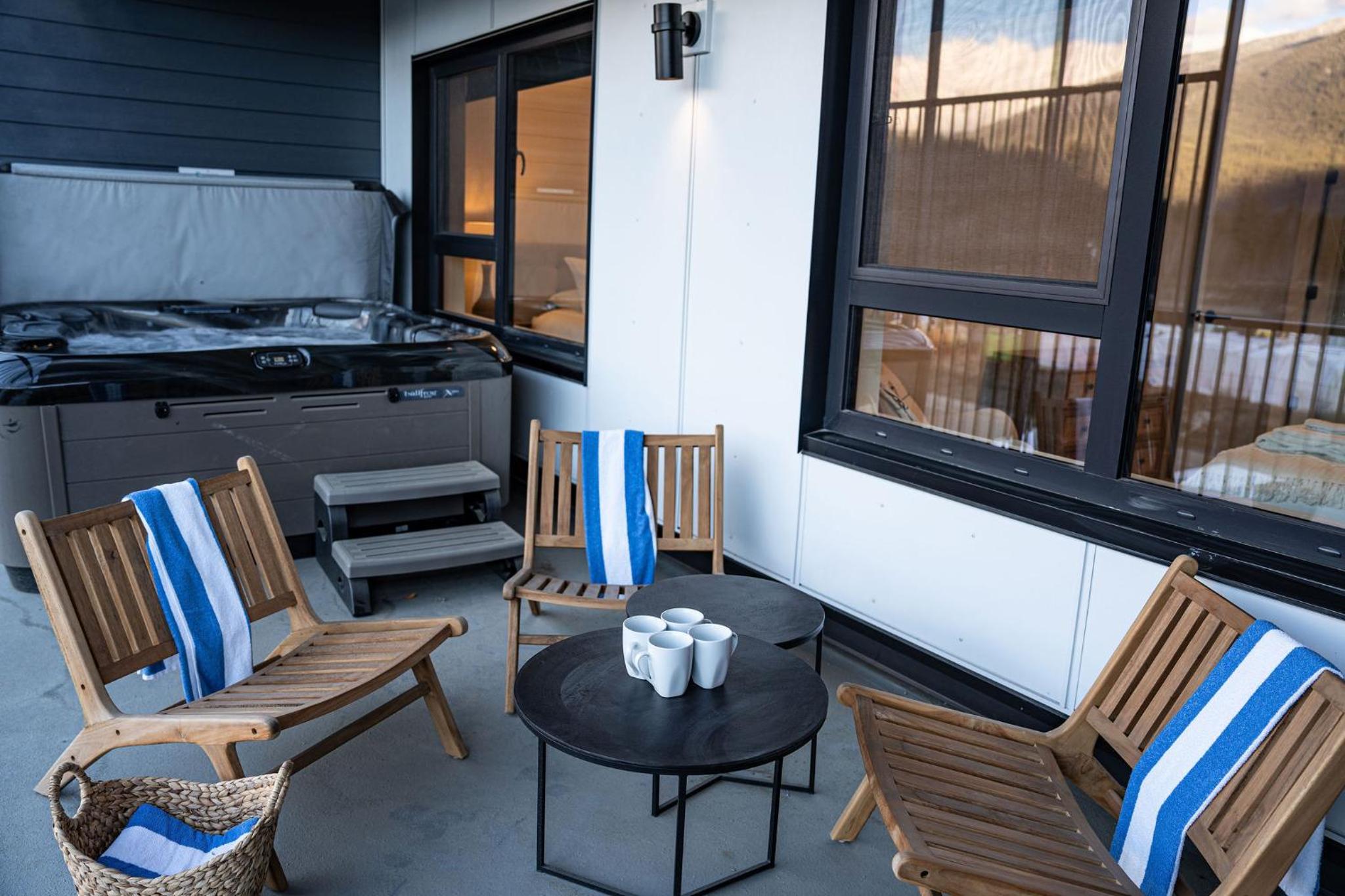 Drop in Condo by Revelstoke Vacations