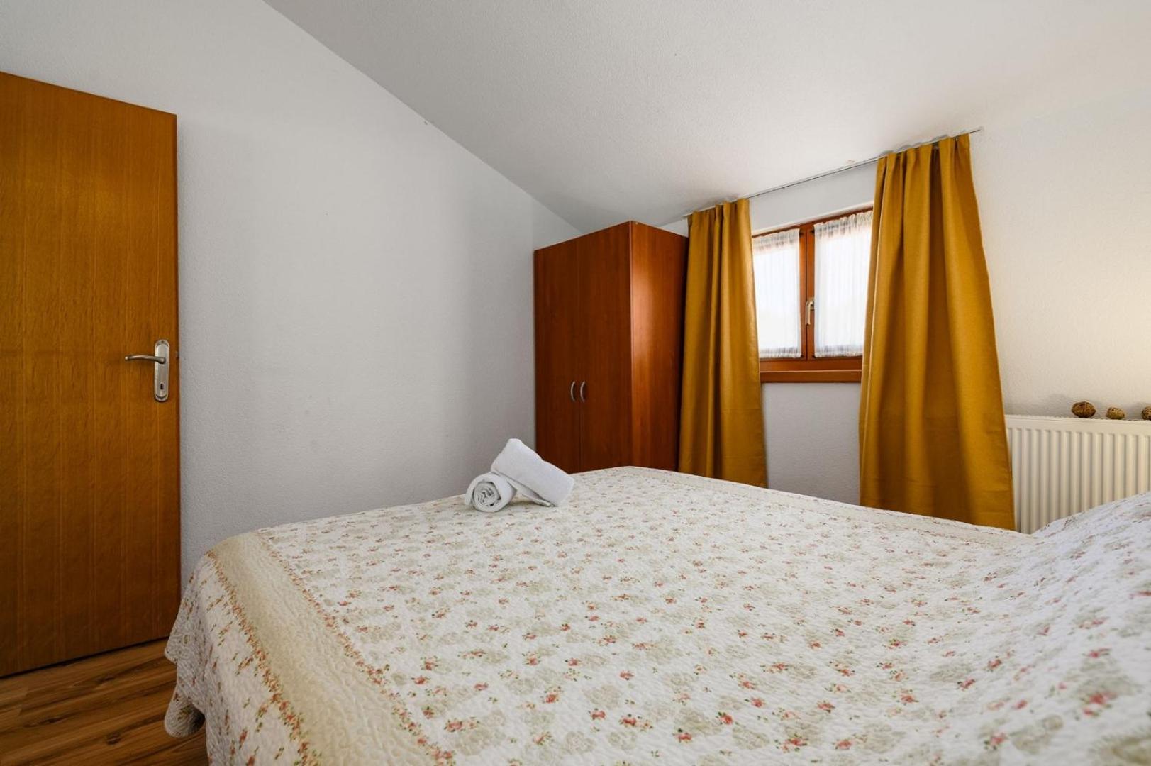 App Sadina with Private Pool and Garden