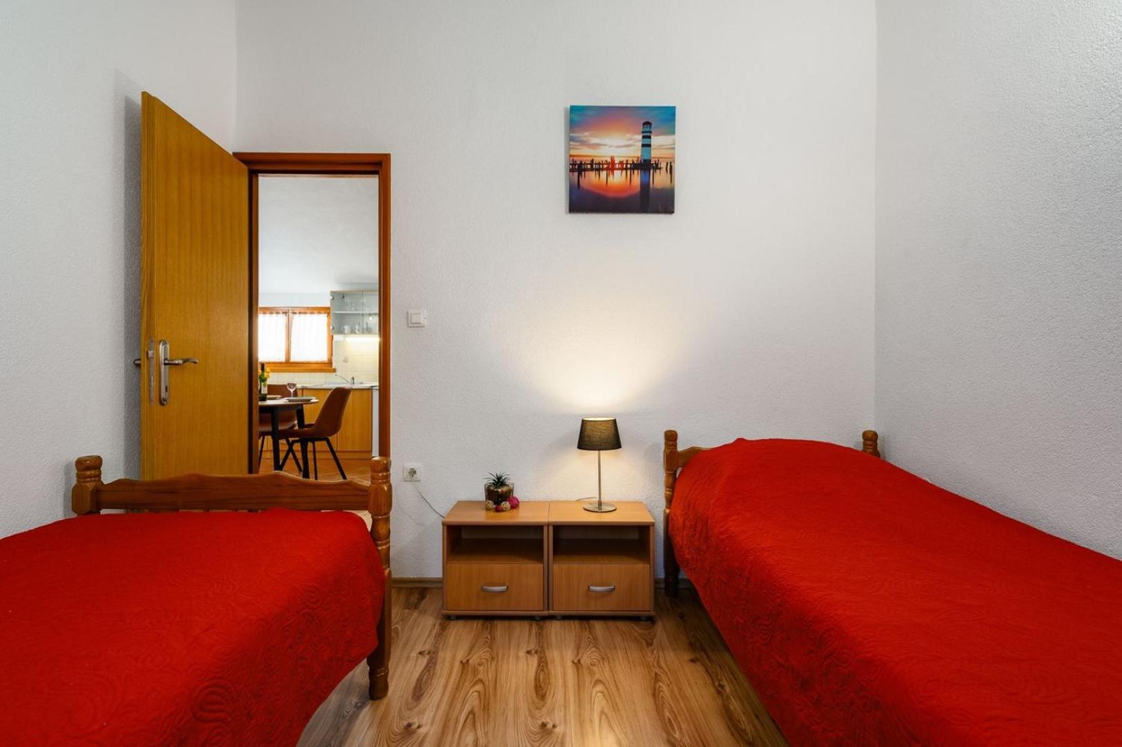 App Sadina with Private Pool and Garden