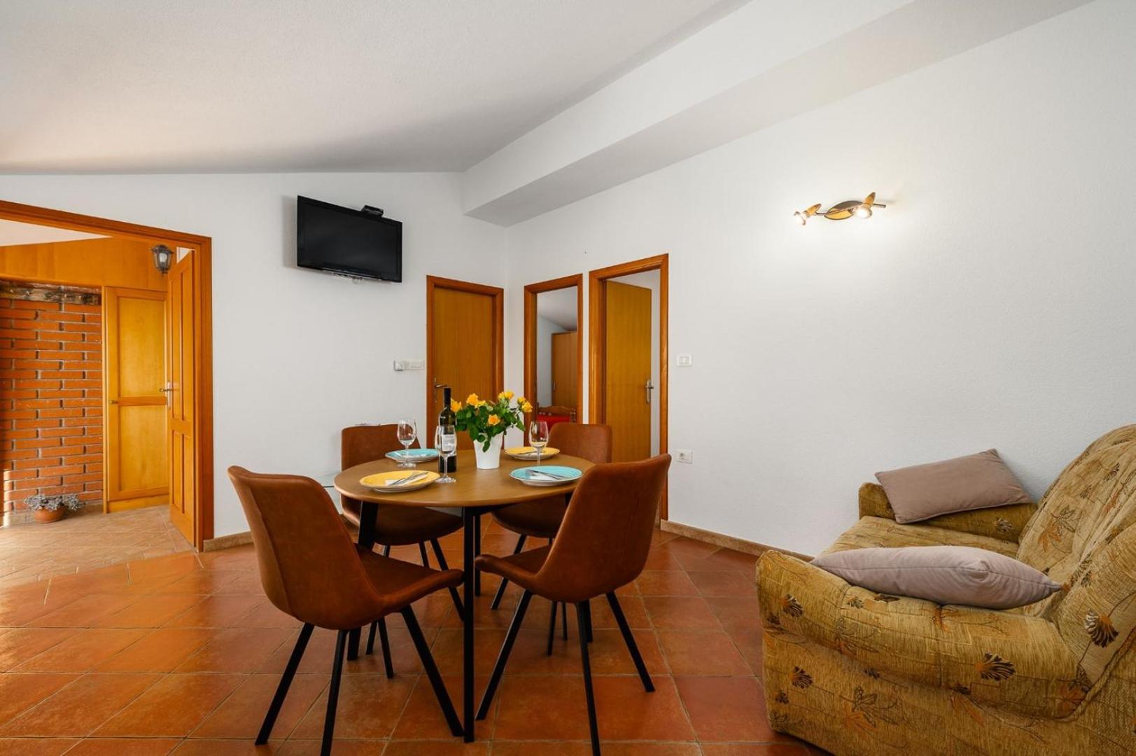 App Sadina with Private Pool and Garden