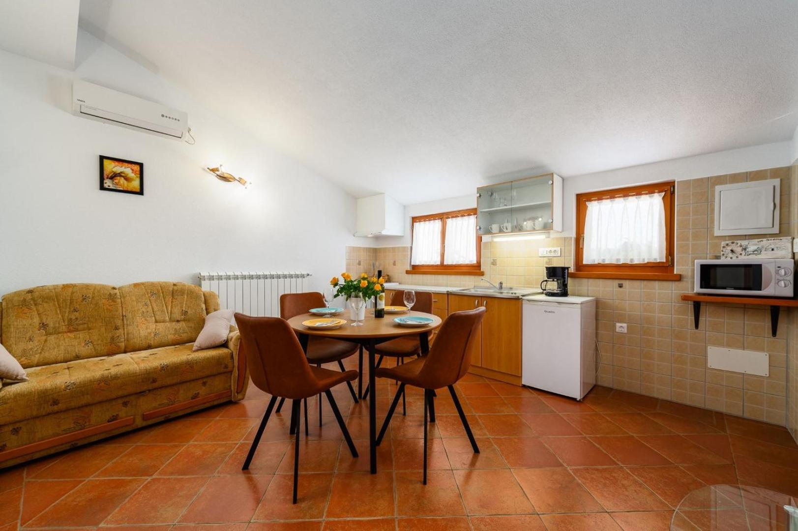 App Sadina with Private Pool and Garden