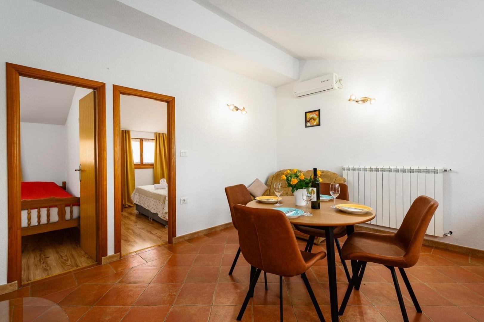 App Sadina with Private Pool and Garden