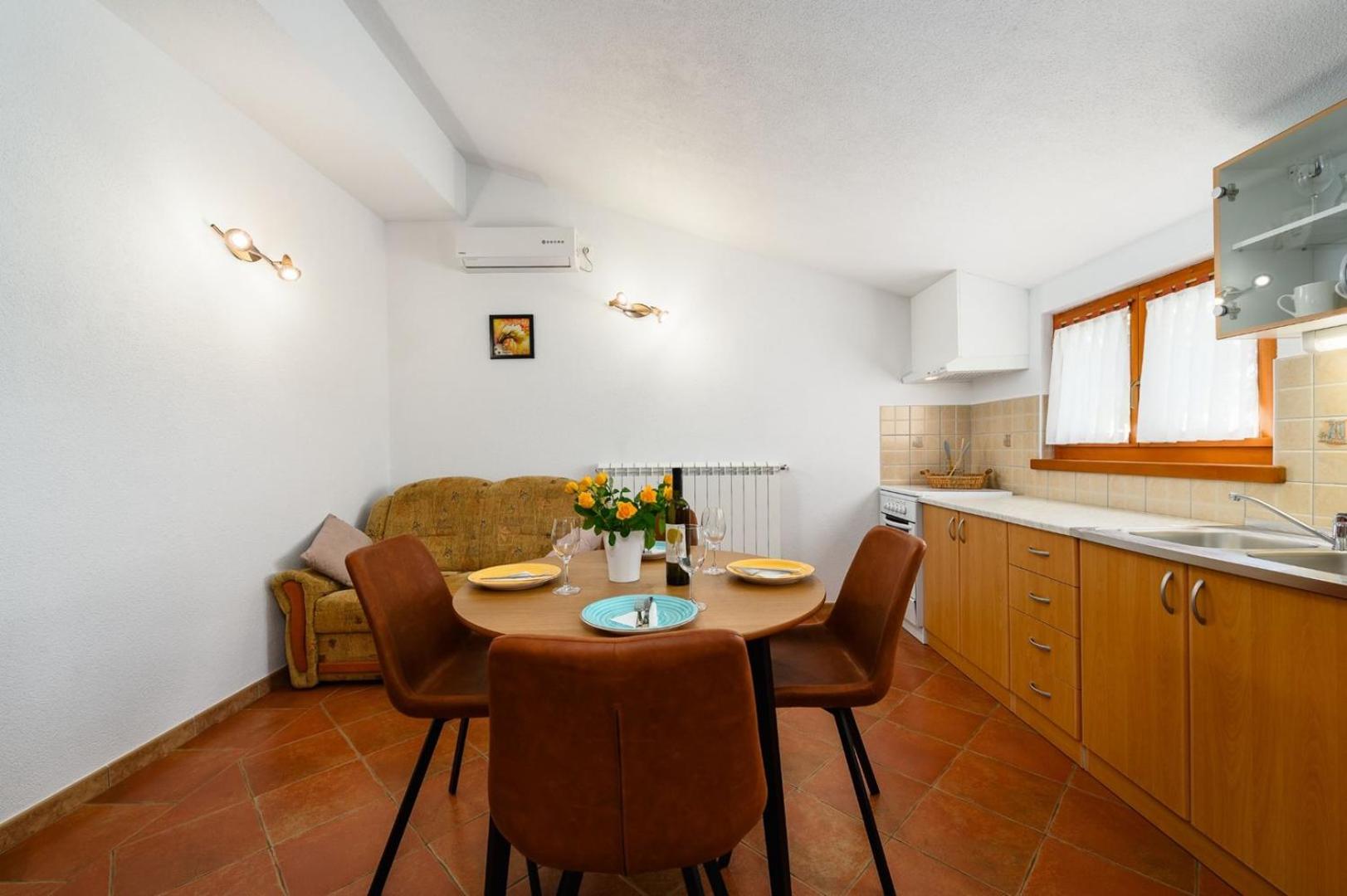 App Sadina with Private Pool and Garden