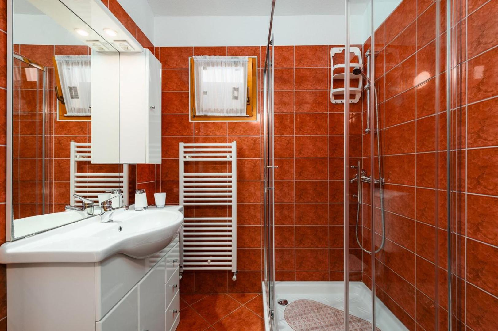 App Sadina with Private Pool and Garden