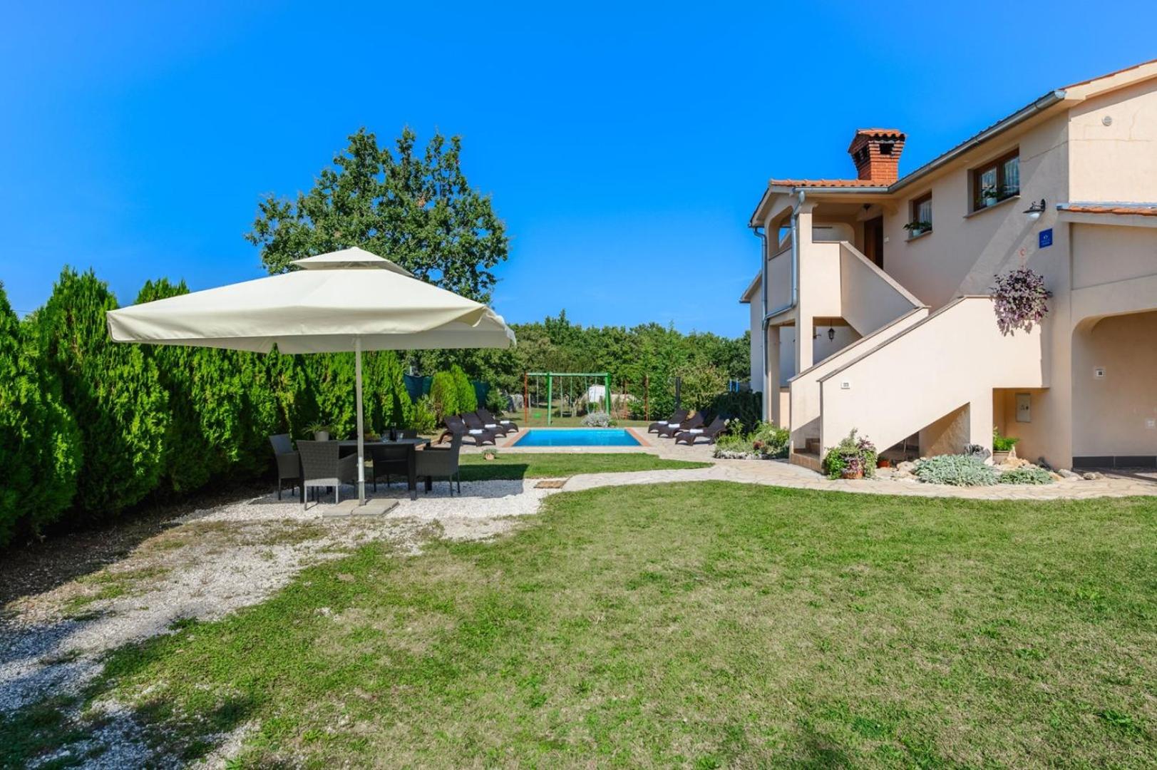 App Sadina with Private Pool and Garden