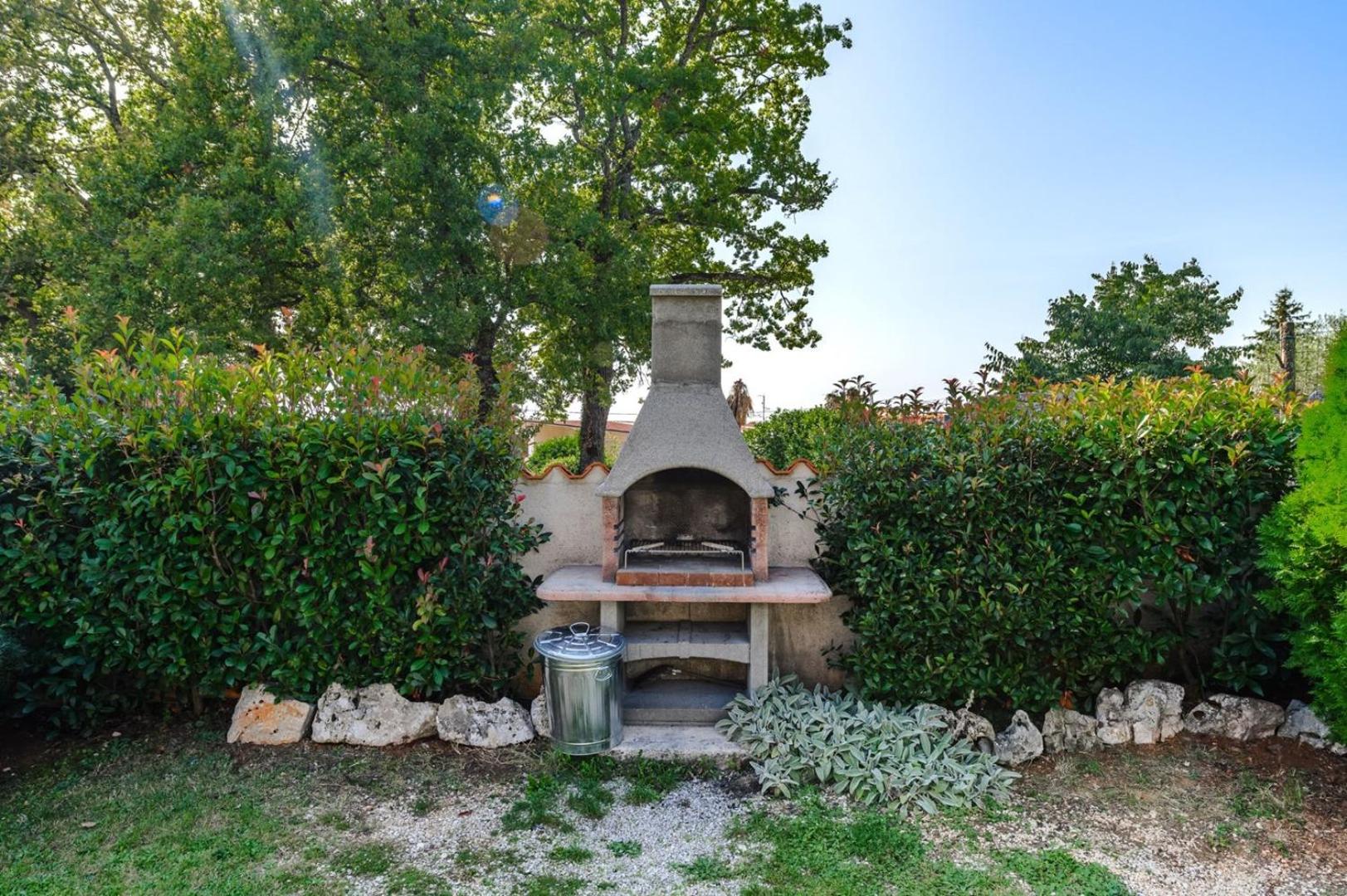 App Sadina with Private Pool and Garden