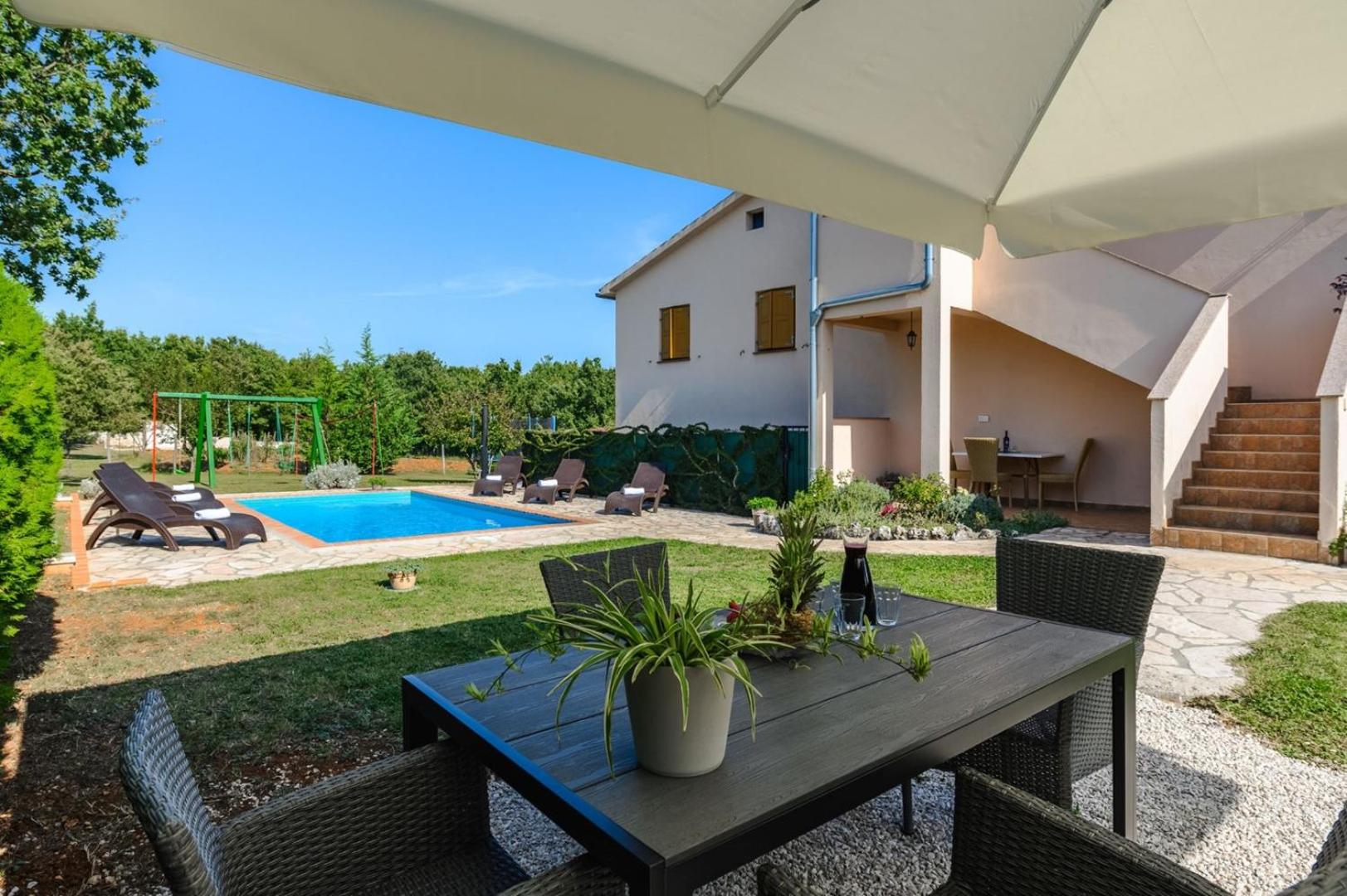 App Sadina with Private Pool and Garden