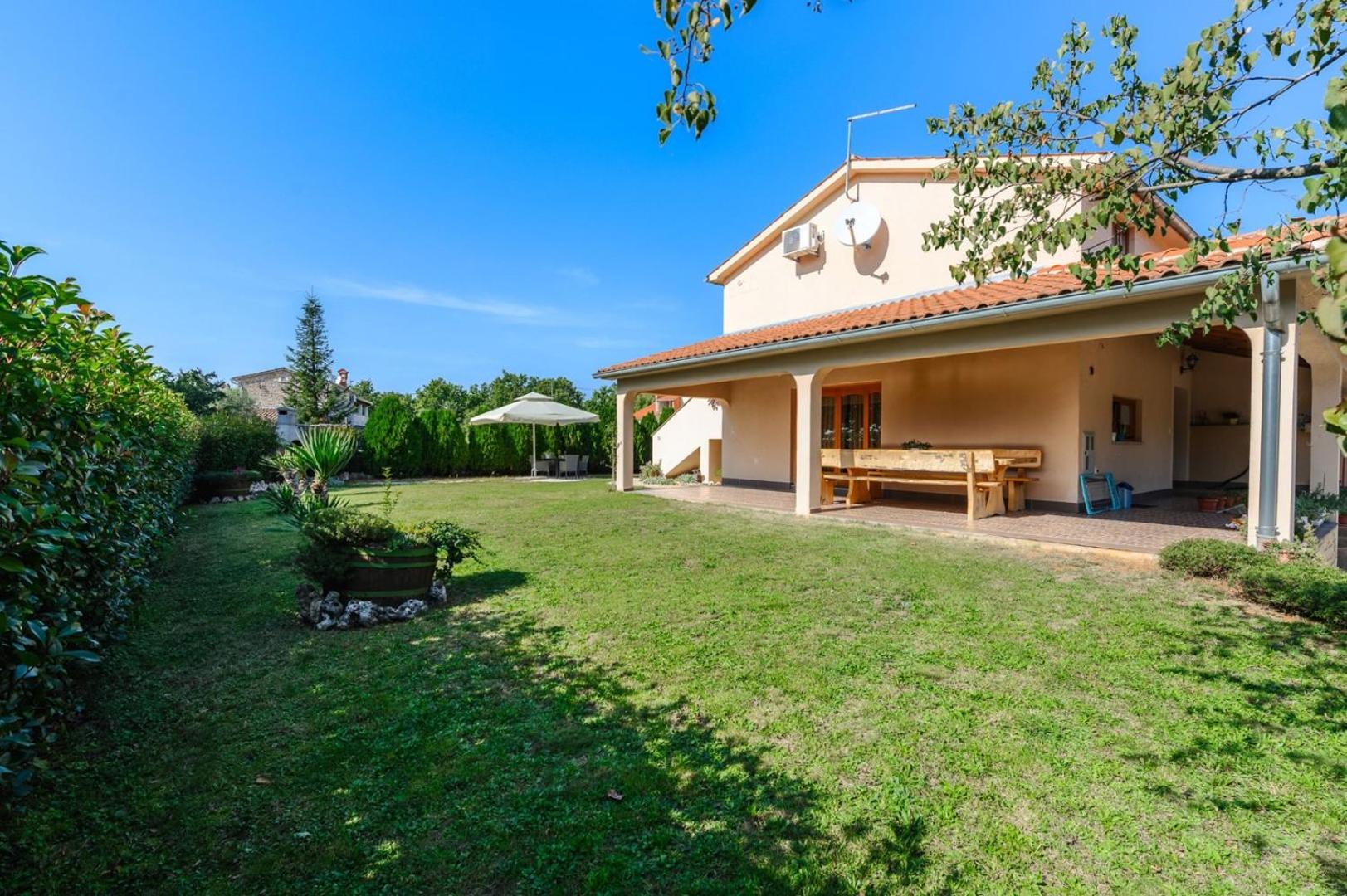 App Sadina with Private Pool and Garden