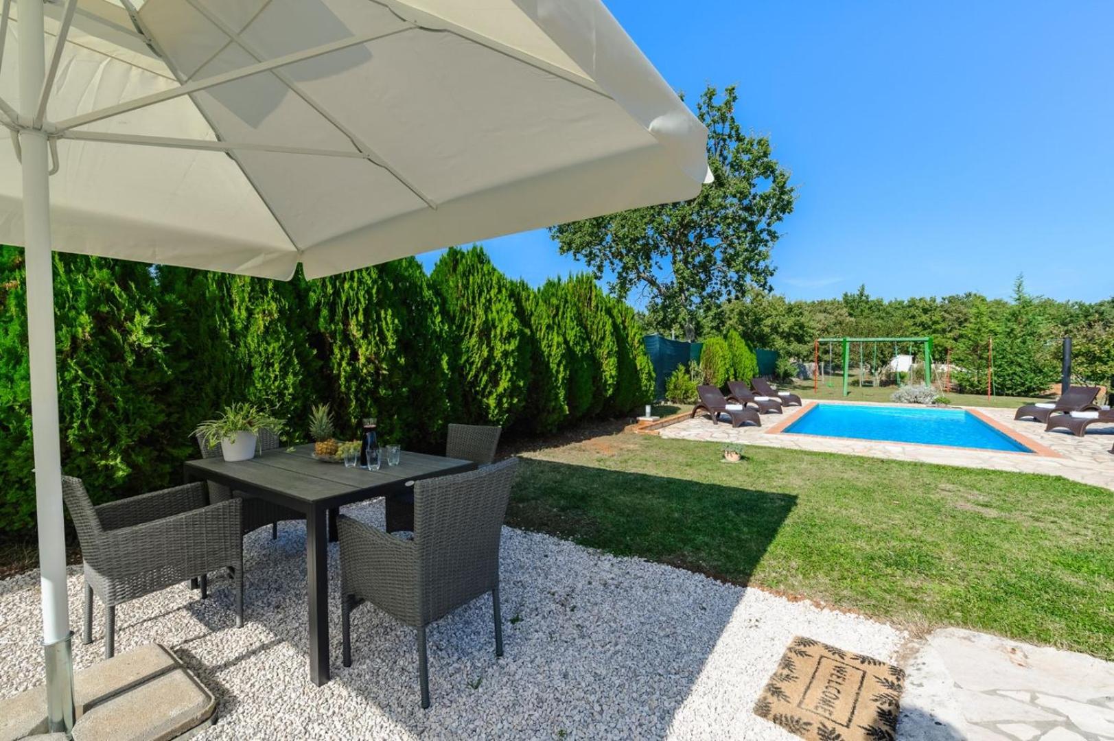App Sadina with Private Pool and Garden