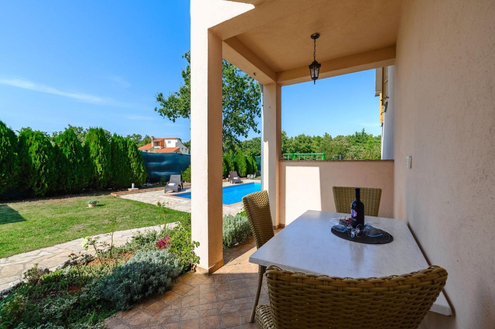 App Sadina with Private Pool and Garden
