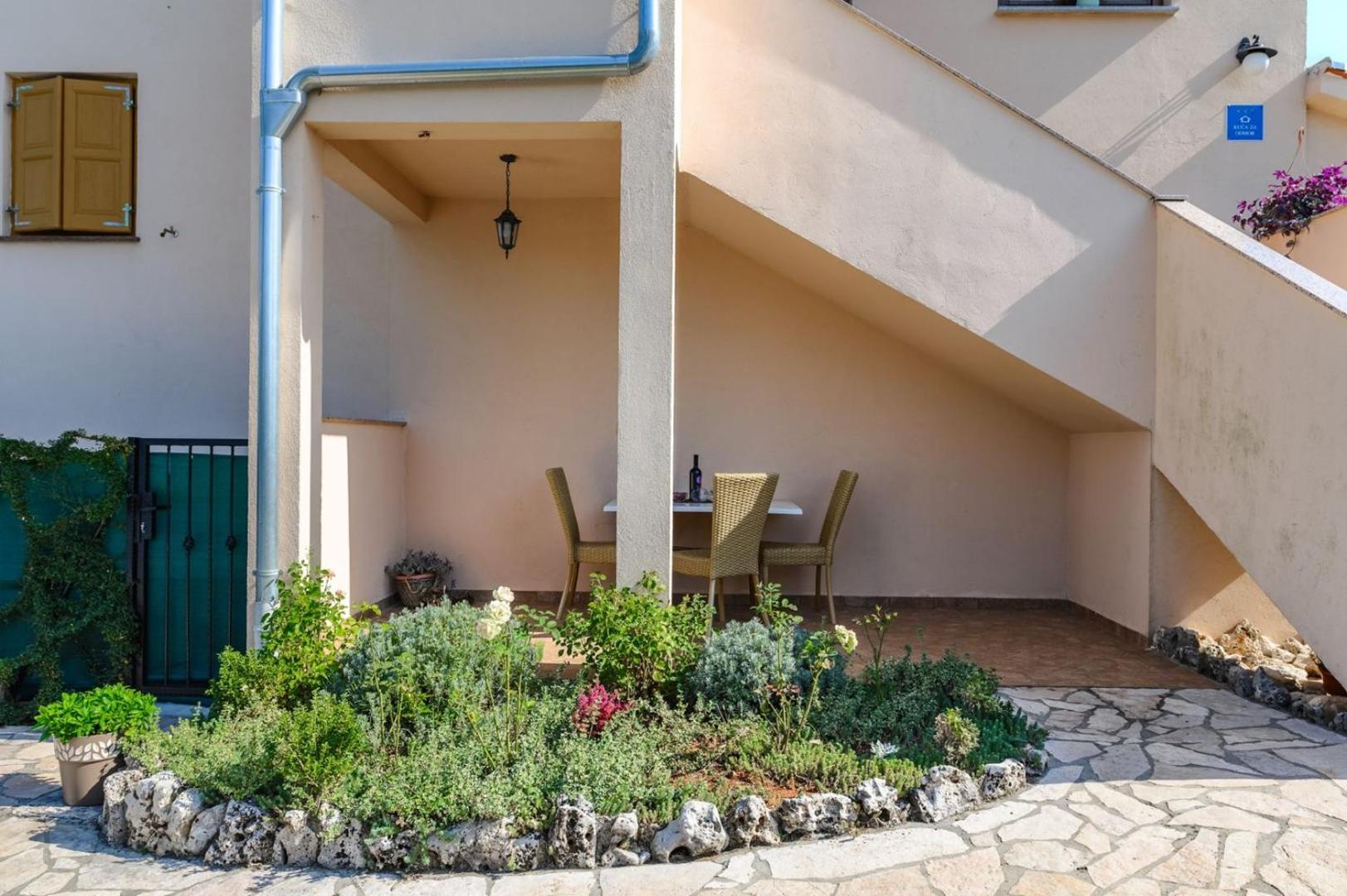 App Sadina with Private Pool and Garden