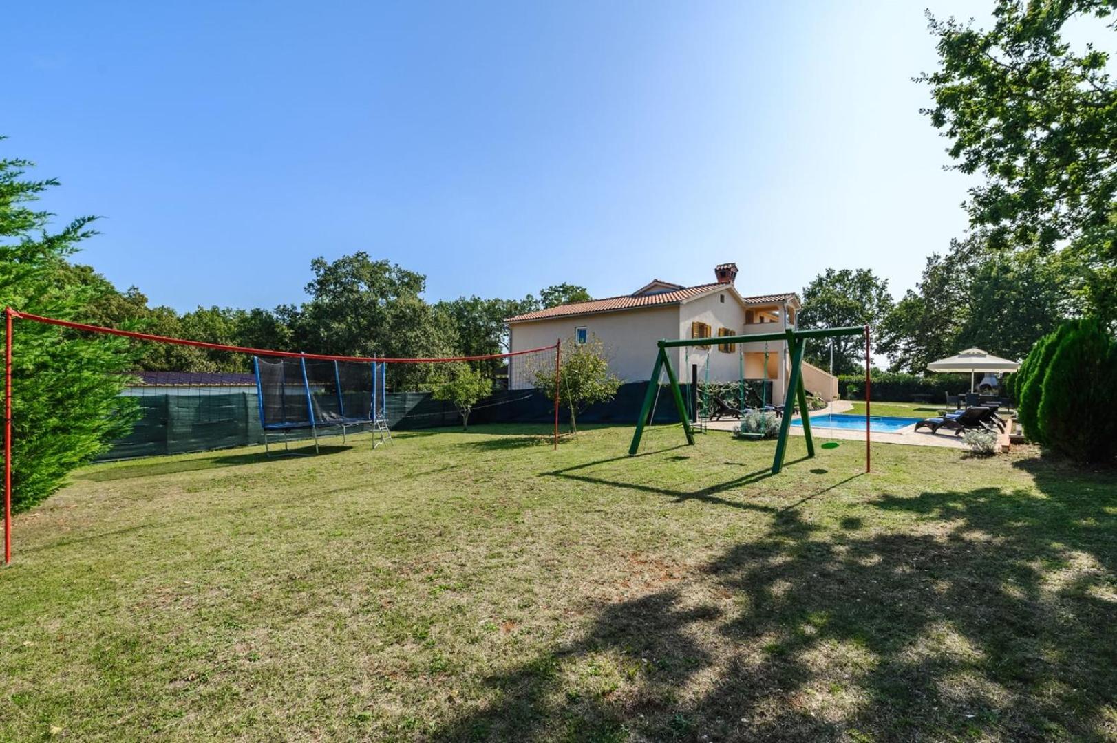 App Sadina with Private Pool and Garden