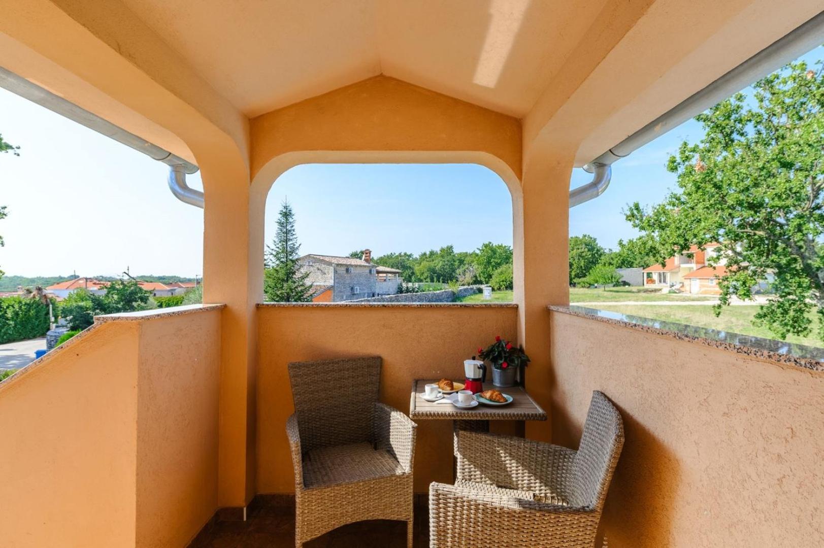 App Sadina with Private Pool and Garden
