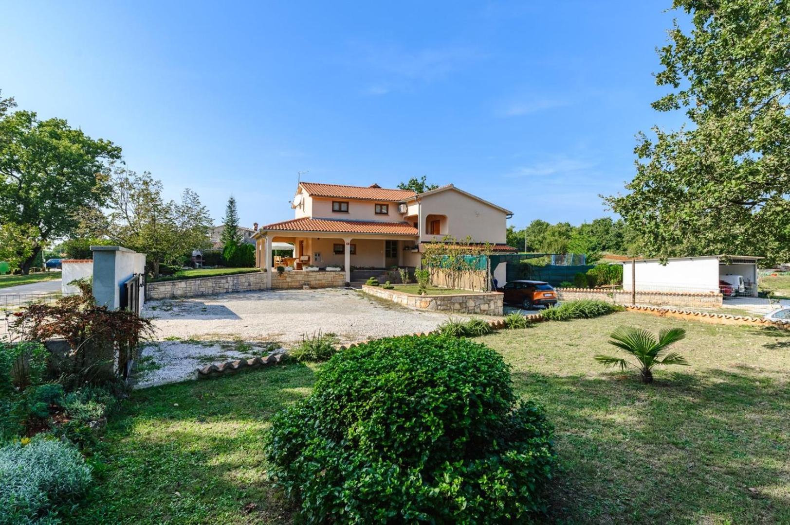 App Sadina with Private Pool and Garden