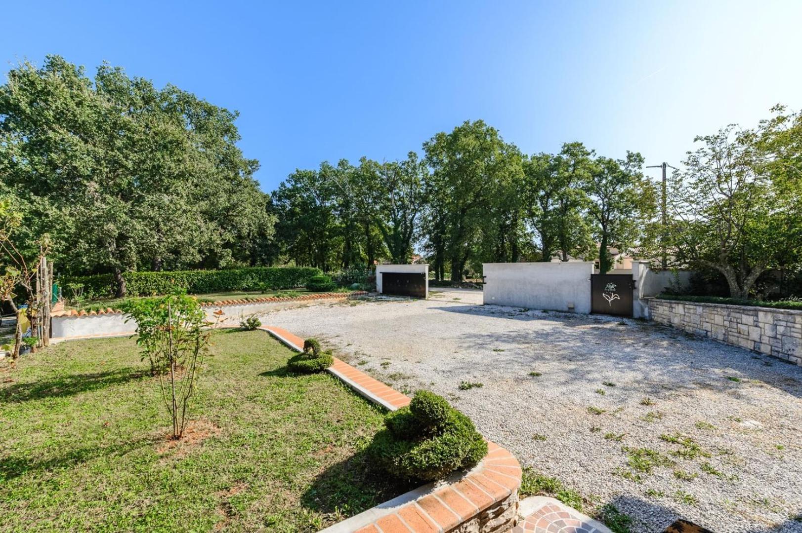 App Sadina with Private Pool and Garden