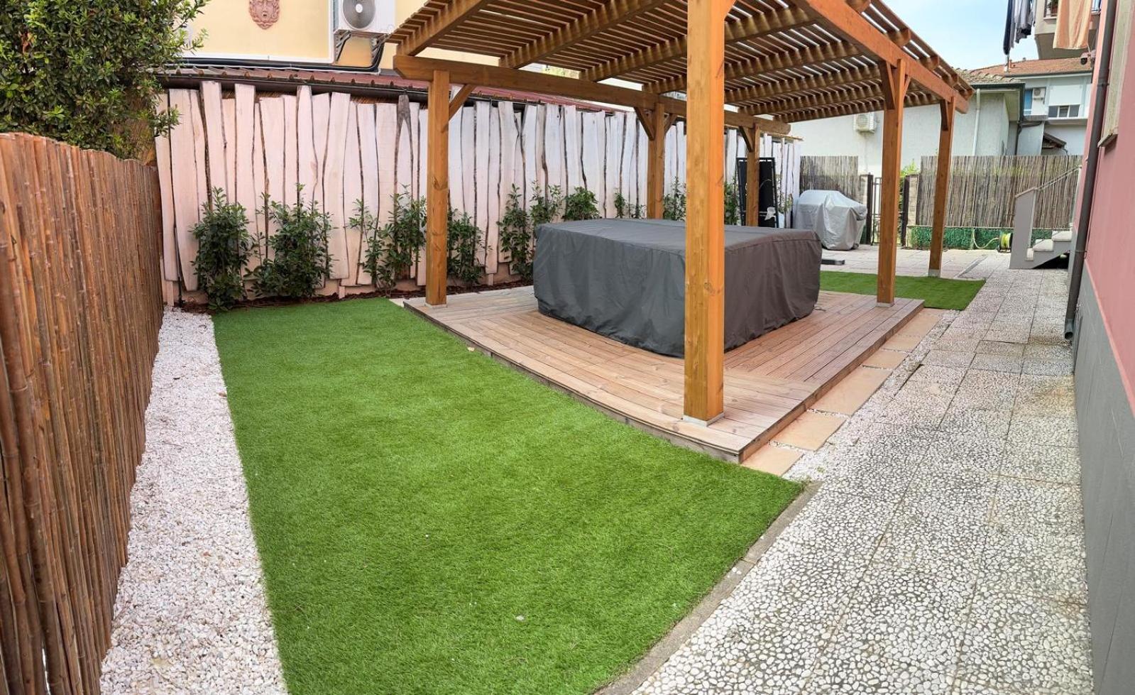 Bilocale completamente rinnovato a 100 metri dal mare con giardino