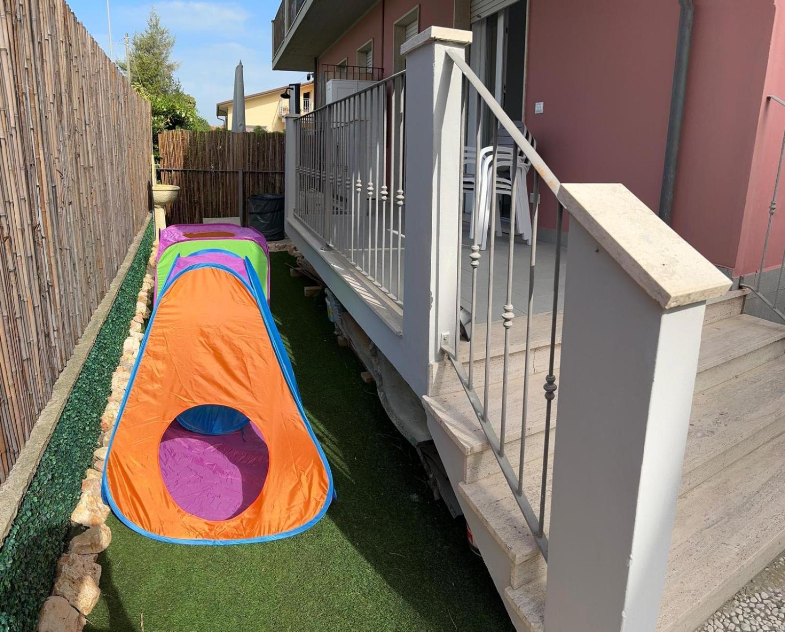 Bilocale completamente rinnovato a 100 metri dal mare con giardino photo 2