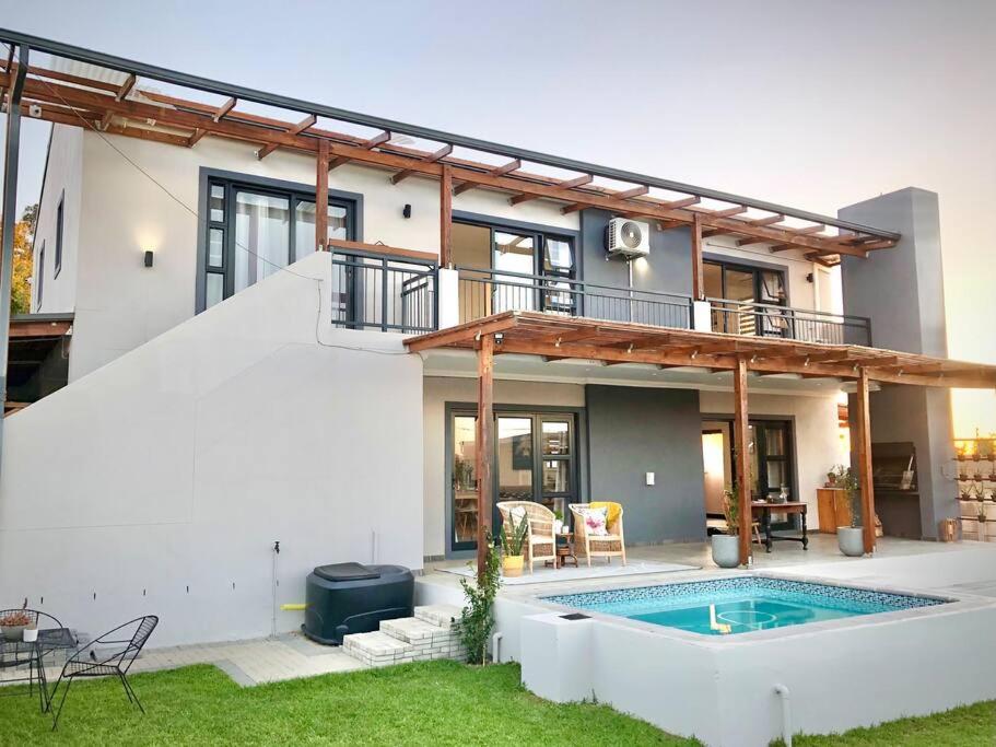 Cape Winelands Mountain View Getaway view 3
