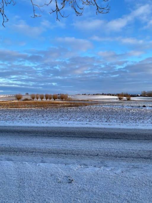 Lantgård nära stad, fiske o golf