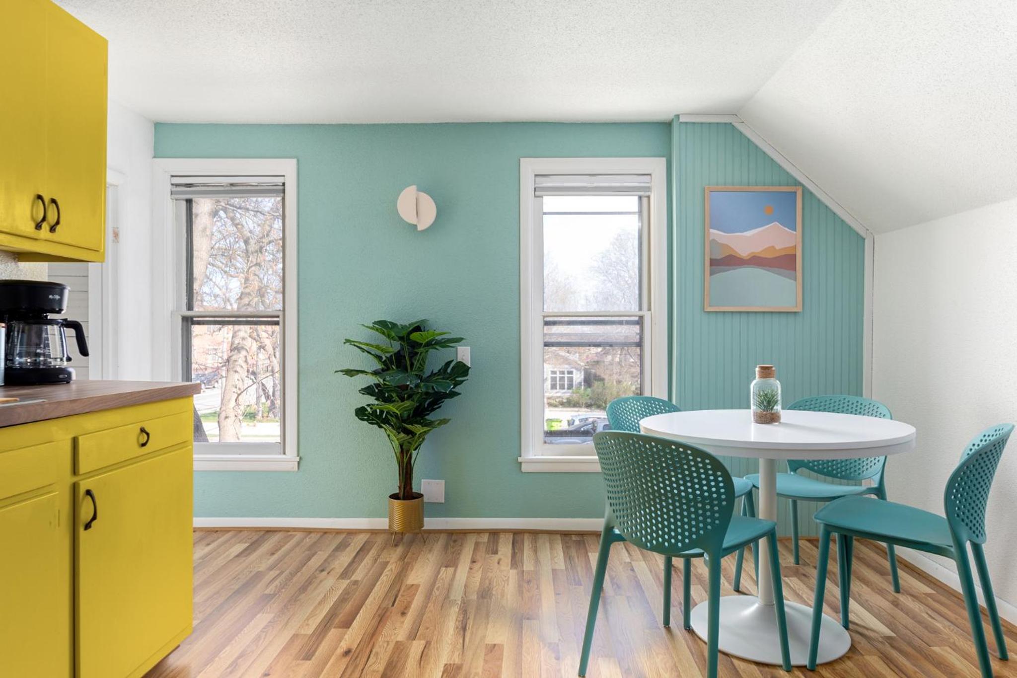 Vintage Vibes Duplex Downtown Beach AC Restaurants view 5