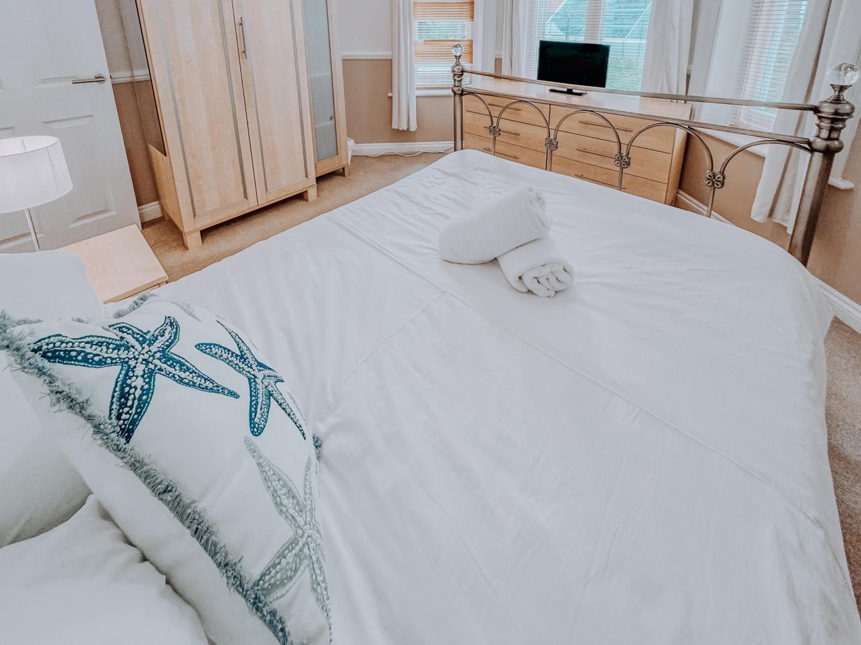 Central 2 bed apartment walking distance to beach view 3