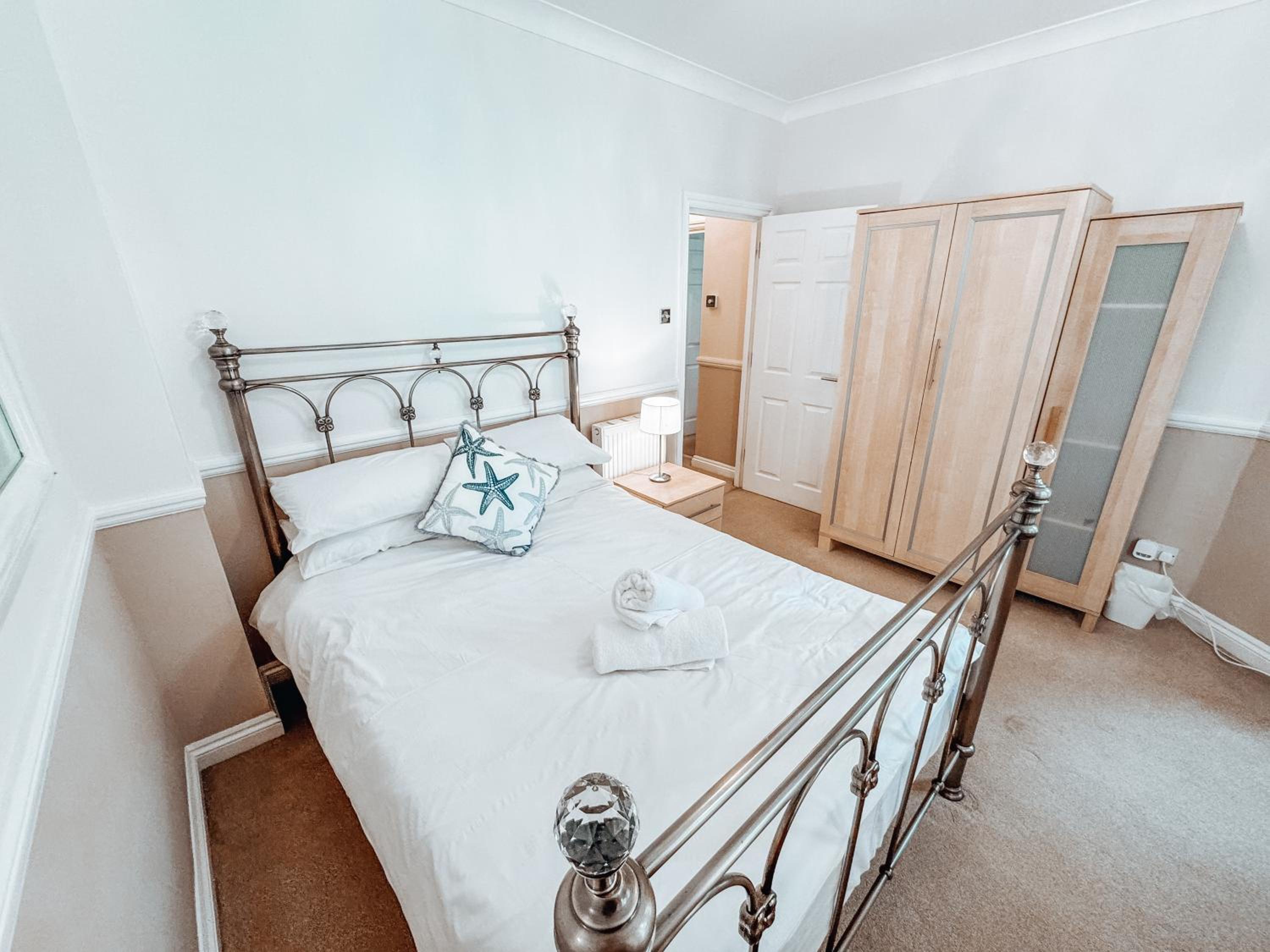 Central 2 bed apartment walking distance to beach view 2