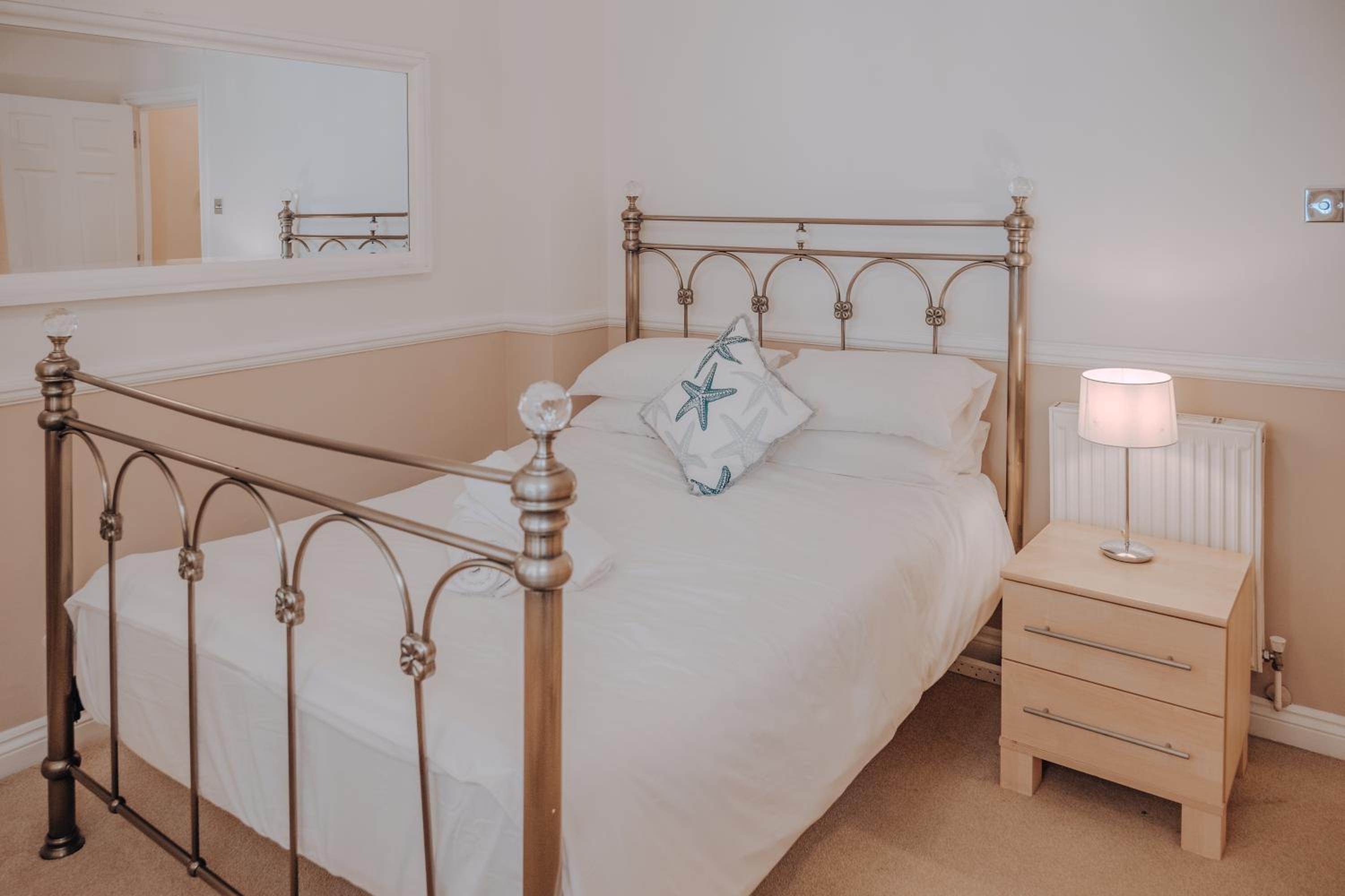 Central 2 bed apartment walking distance to beach view 4