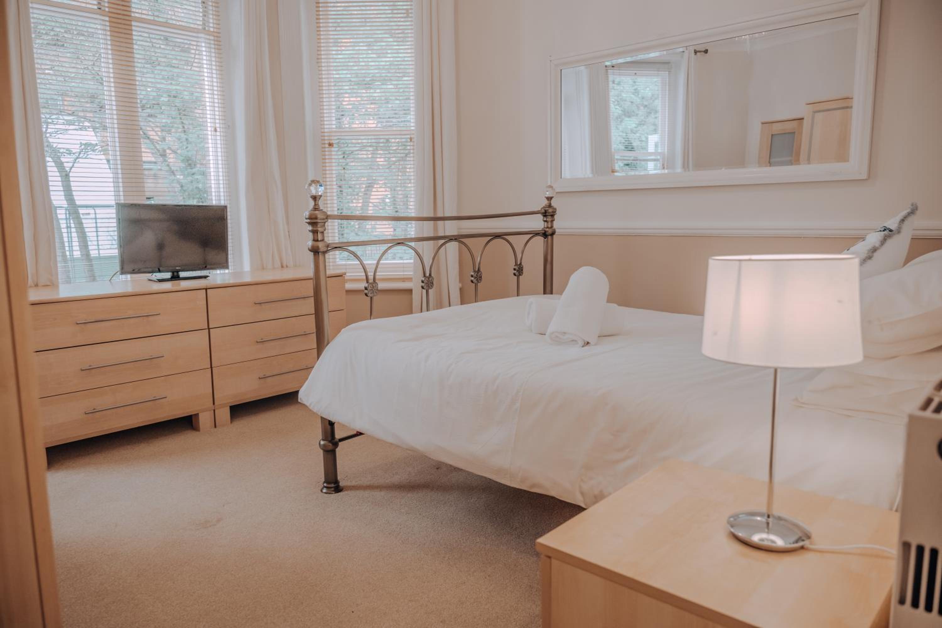 Central 2 bed apartment walking distance to beach view 5