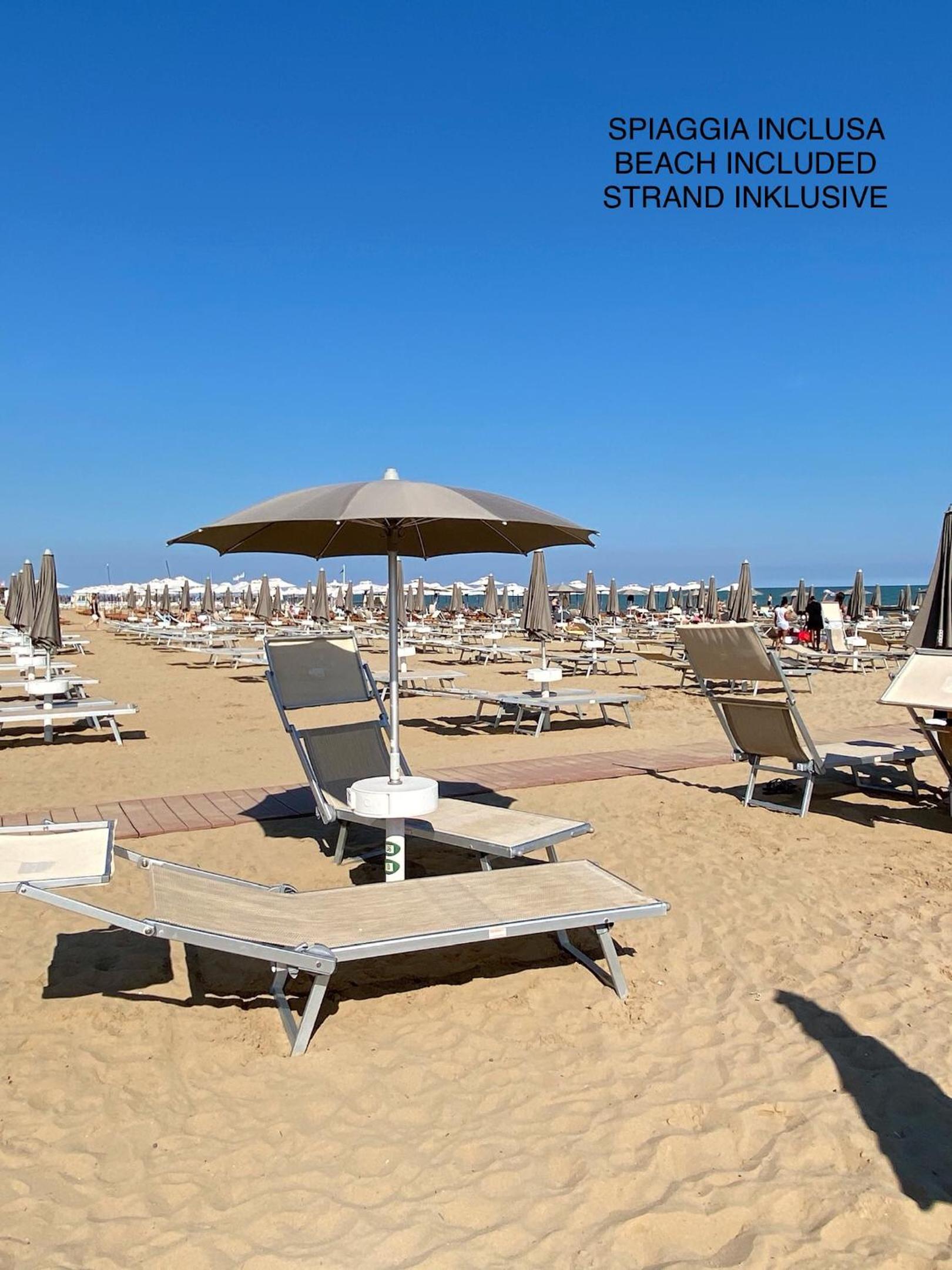 Beach Palace with small swimming pool, private beach, parking