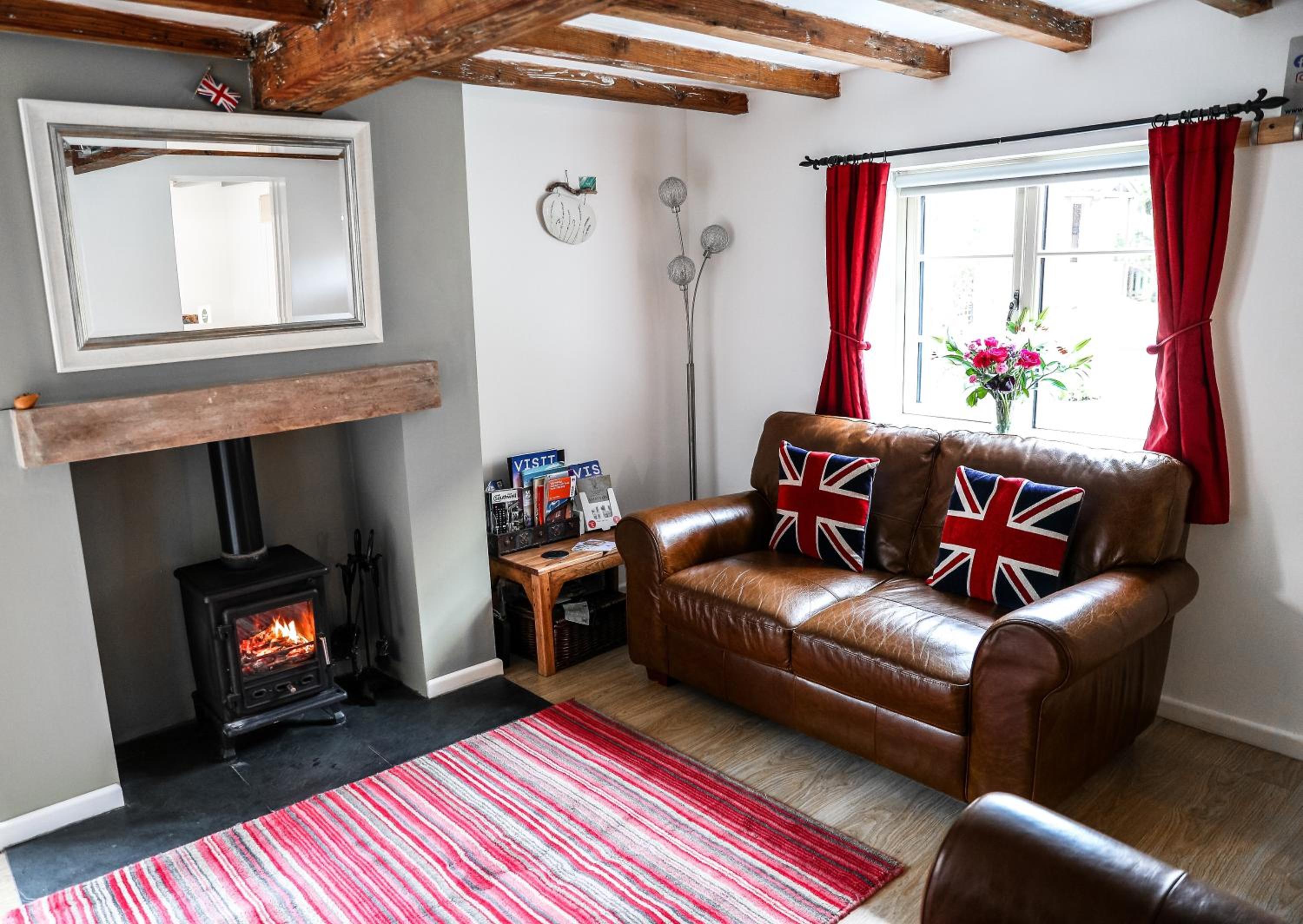 Southwell Holiday Cottage - Luxurious Quiet Cottage Sleeps 4 Off Road Parking view 2