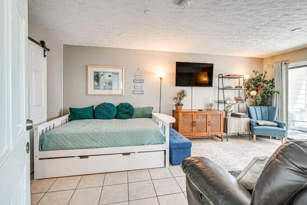 The Beachside Dacha - Lock-Out 2 Bedroom Ocean View Condo view 2