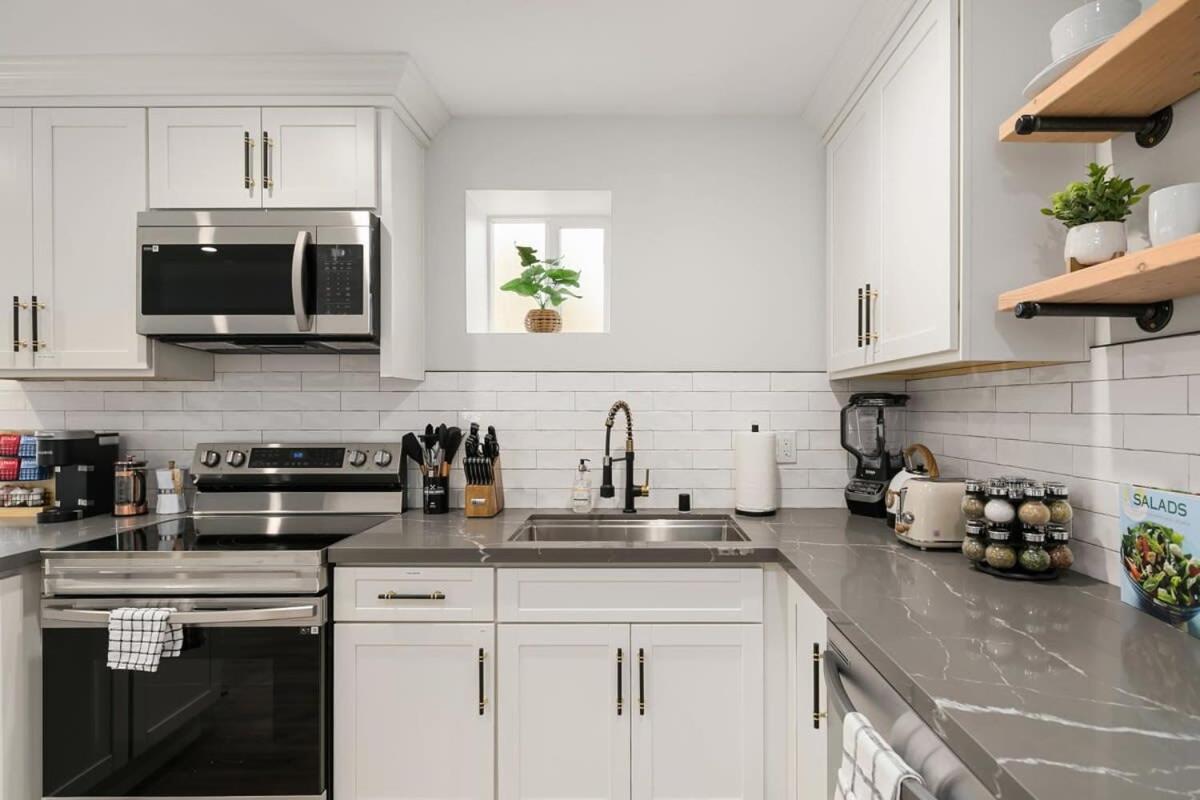 Brand New Designer's Modern 1BR Home 1min to I-5 view 3