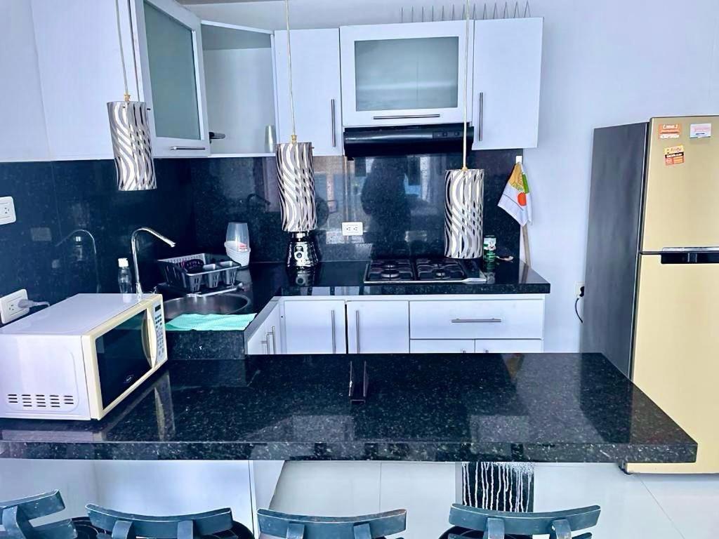 Lindo apartamento en el Laguito! Gran ubicación, vista al Mar Piso 8