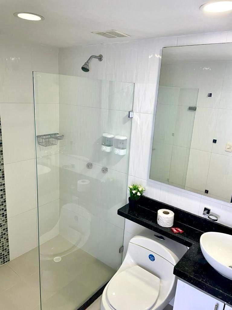 Lindo apartamento en el Laguito! Gran ubicación, vista al Mar Piso 8