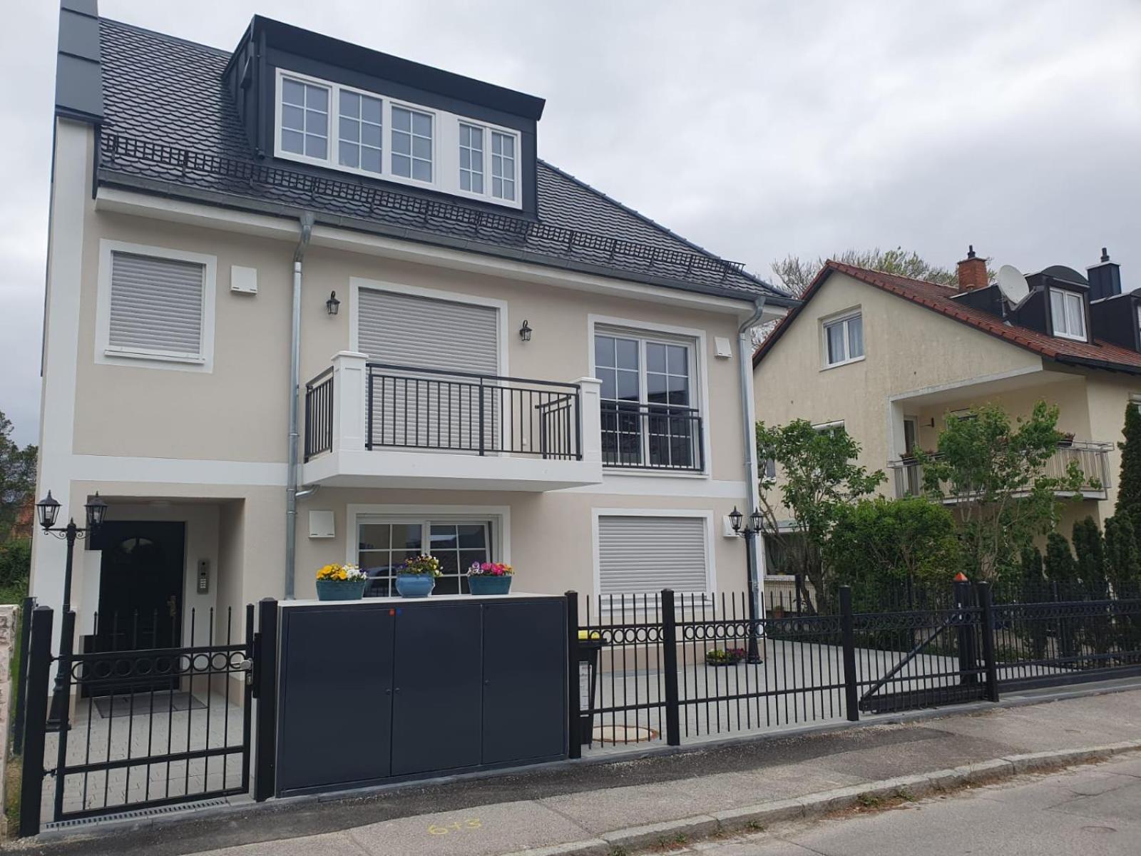 Helle 3 Zimmer Souterrainwohnung in einem Neubau-Villa