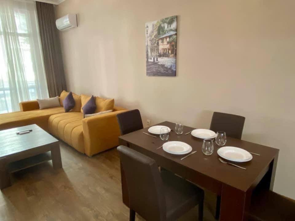 1BR Flora