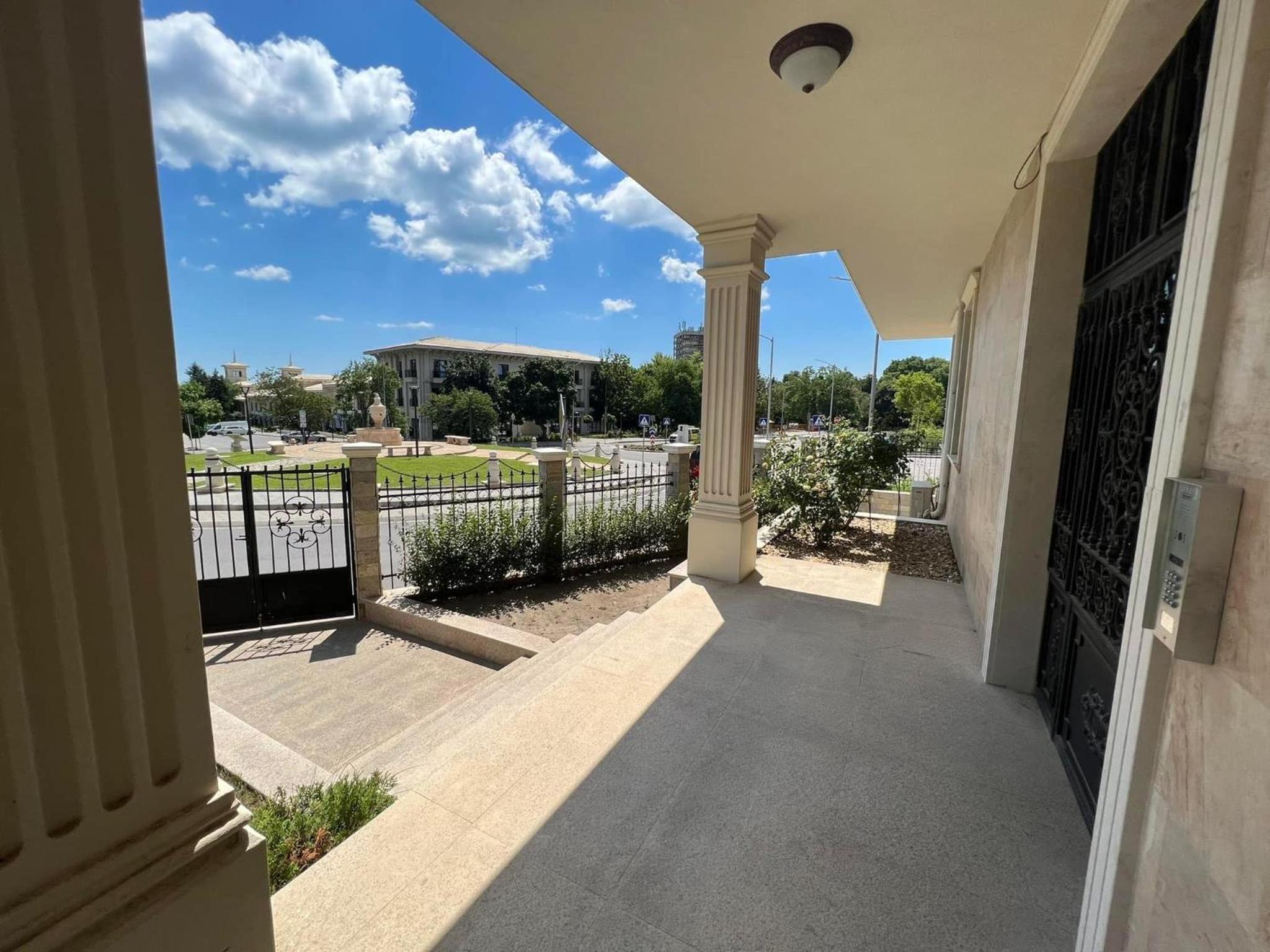 1BR Flora