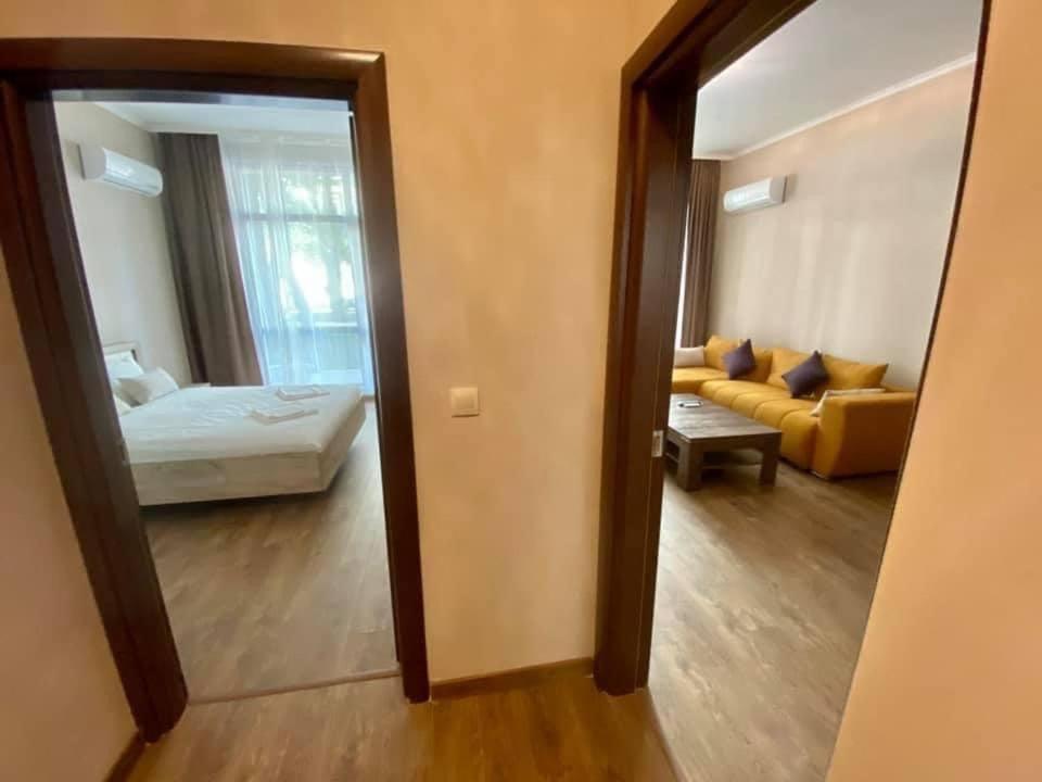 1BR Flora