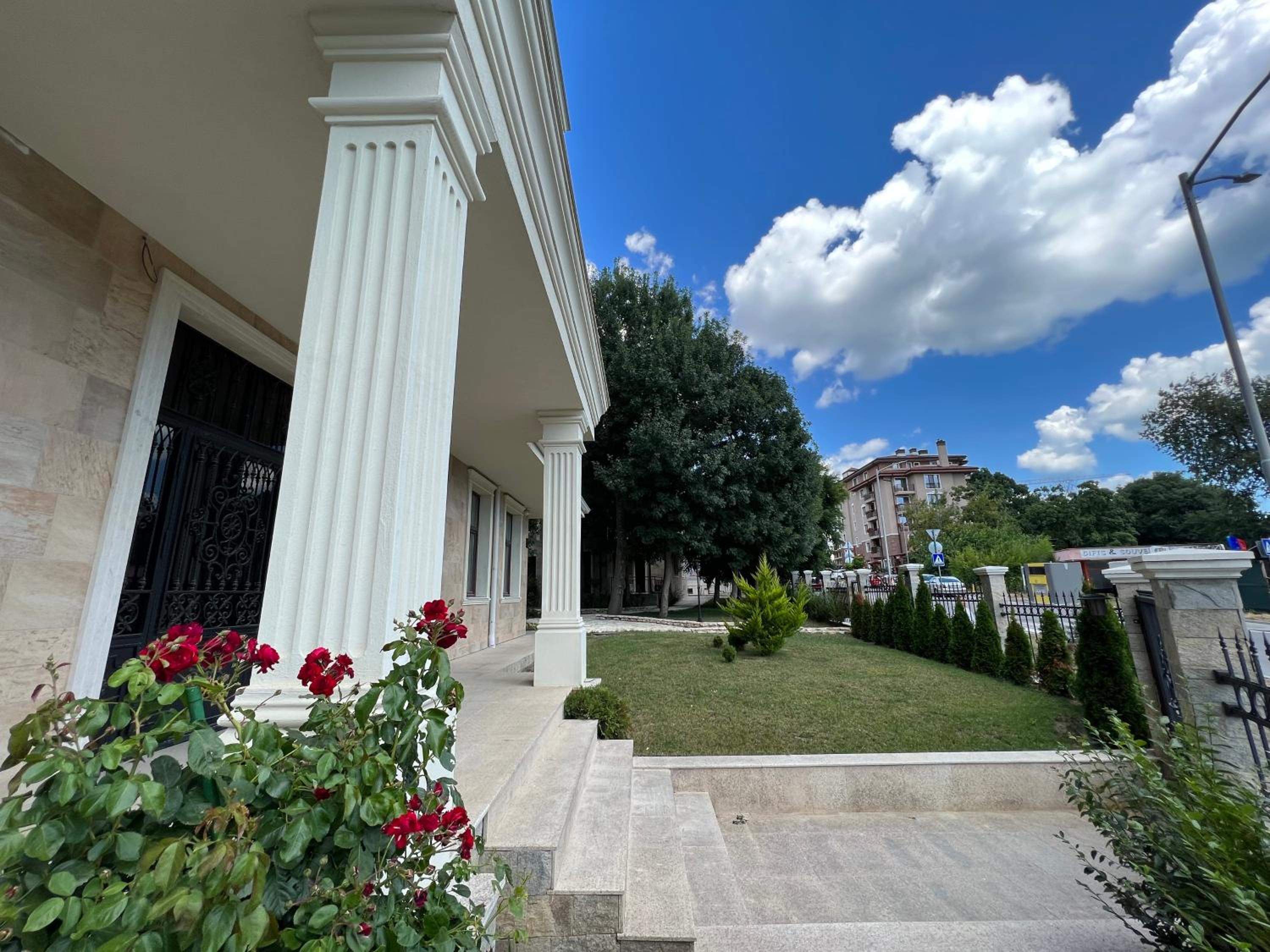 1BR Flora