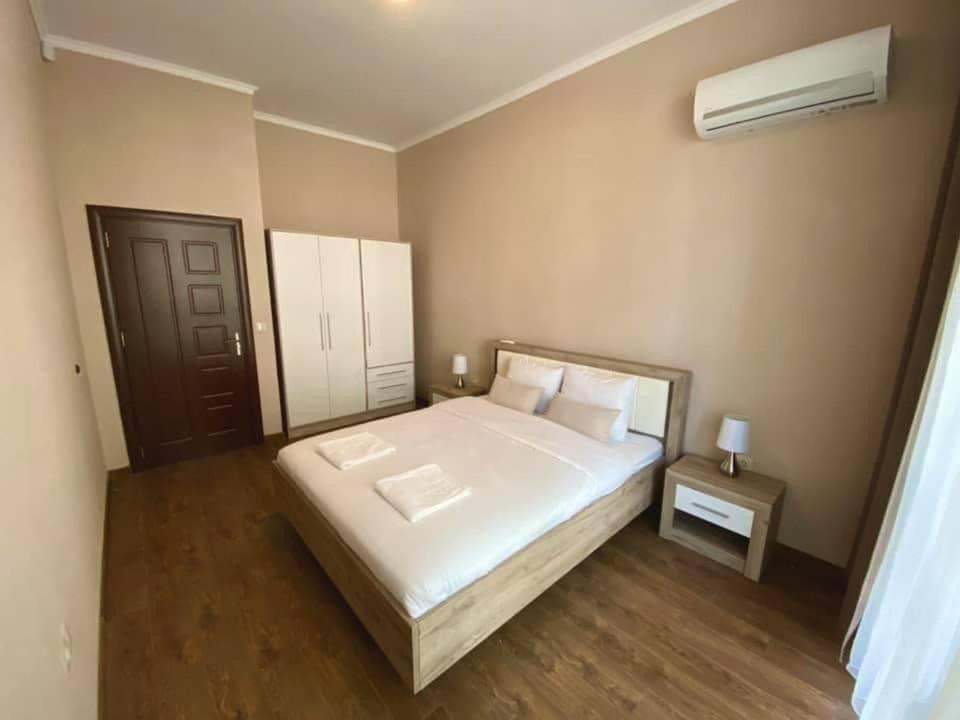 1BR Flora